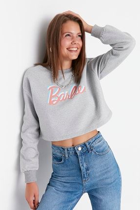 Gri Barbie Lisanslı Crop Kalın İçi Polarlı Örme Sweatshirt TWOAW23SW00352