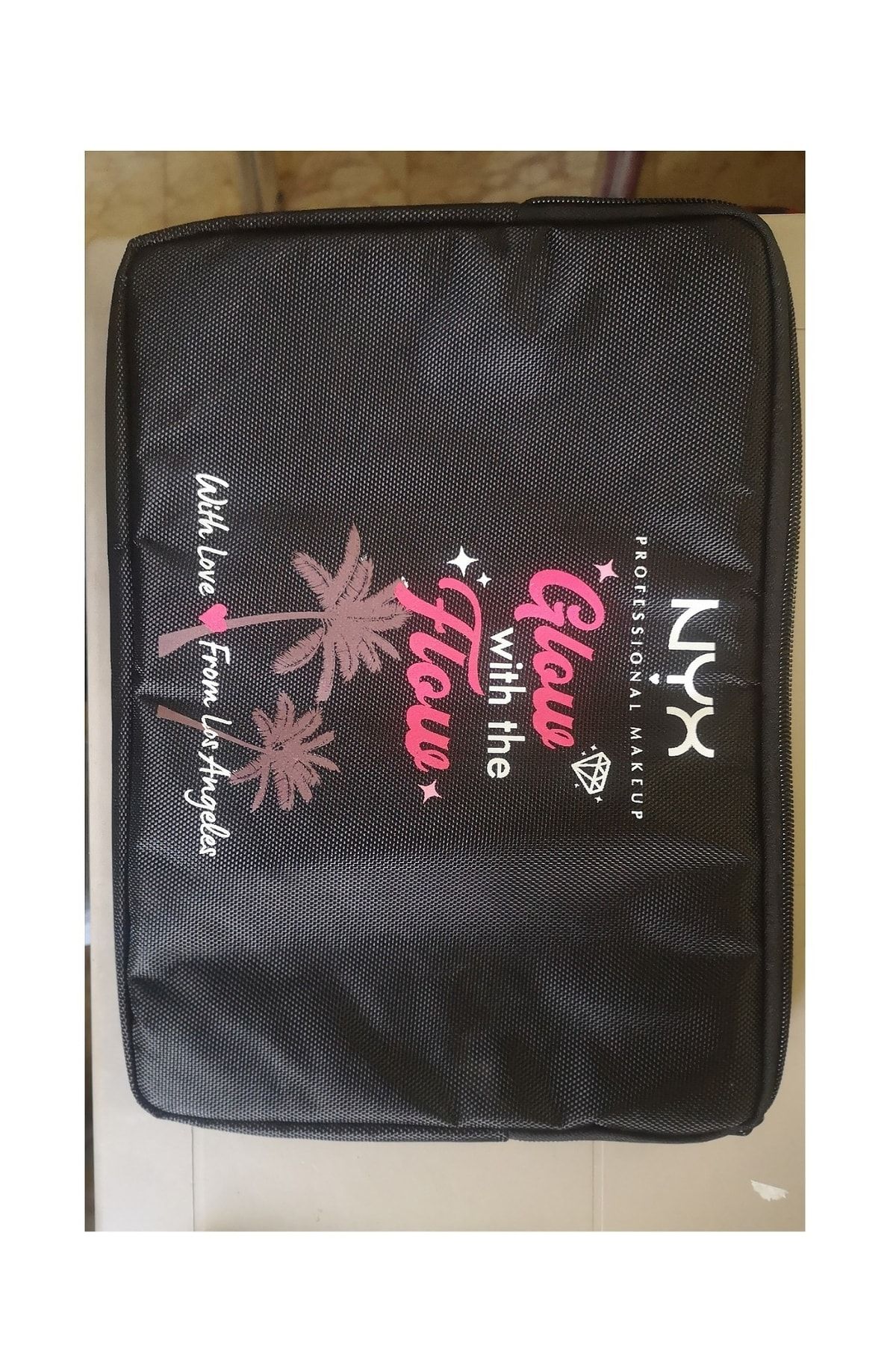 NYX Professional Makeup کیف آرایشی سیاه با طراحی شیک و مناسب برای محصولات آرایشی