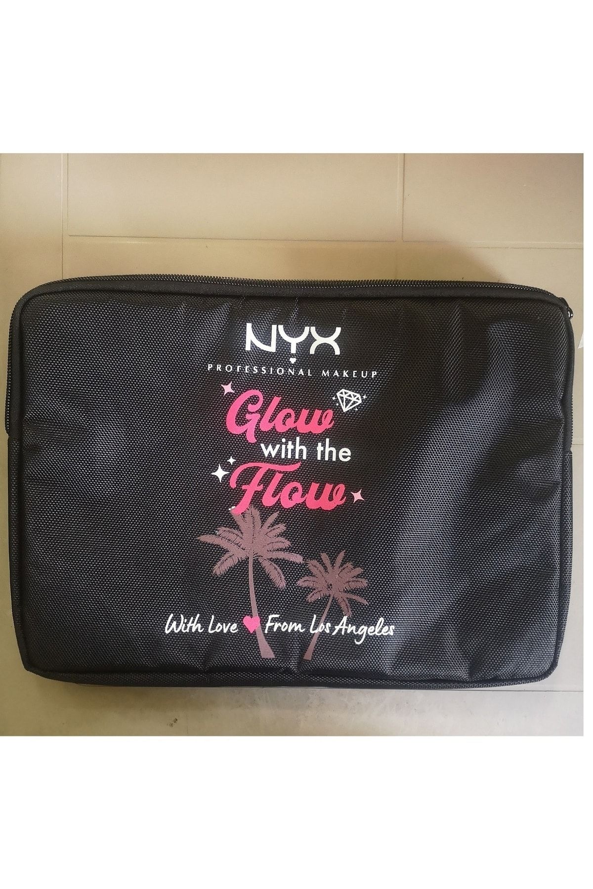 NYX Professional Makeup کیف آرایشی سیاه با طراحی شیک و مناسب برای محصولات آرایشی