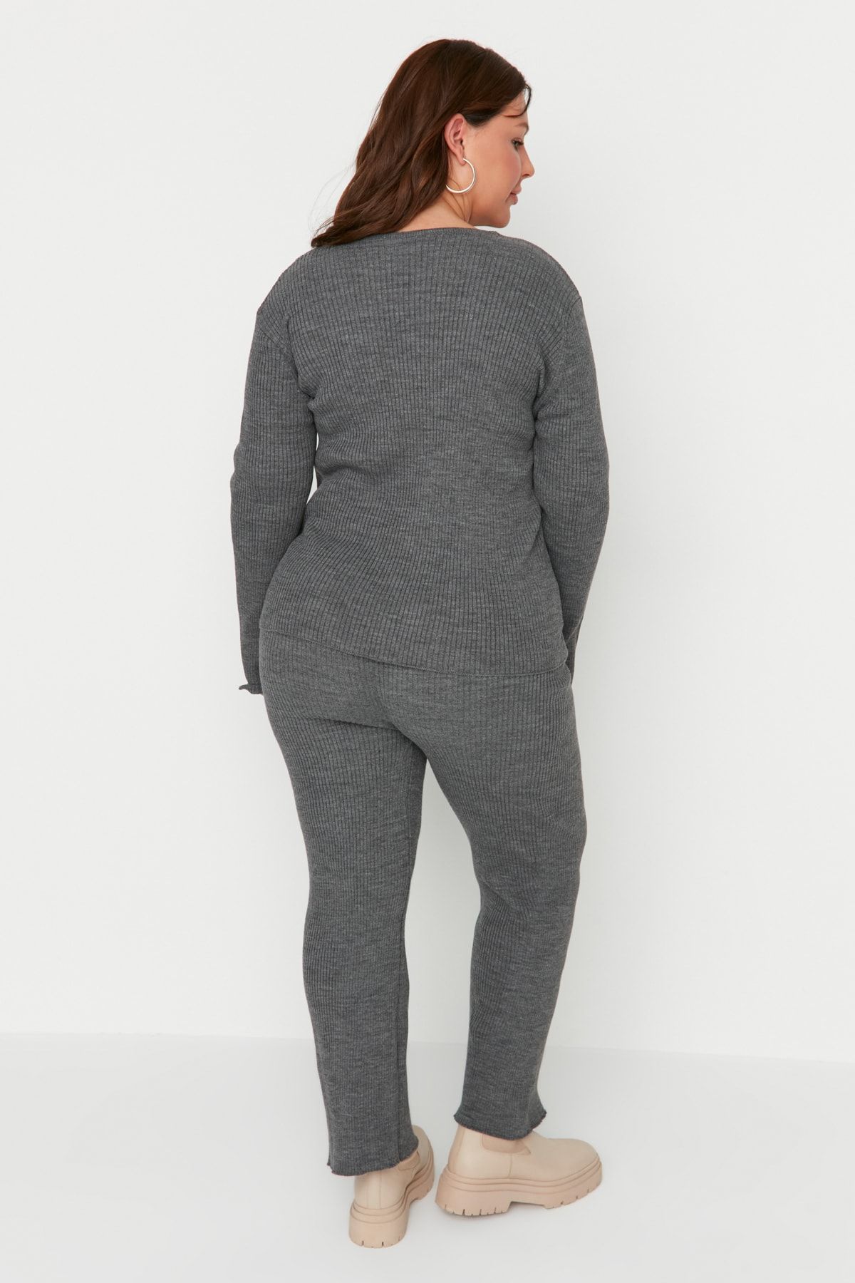Trendyol Curve-Anthrazitfarbenes Set aus Strickunterteil und Oberteil mit V-Ausschnitt 5