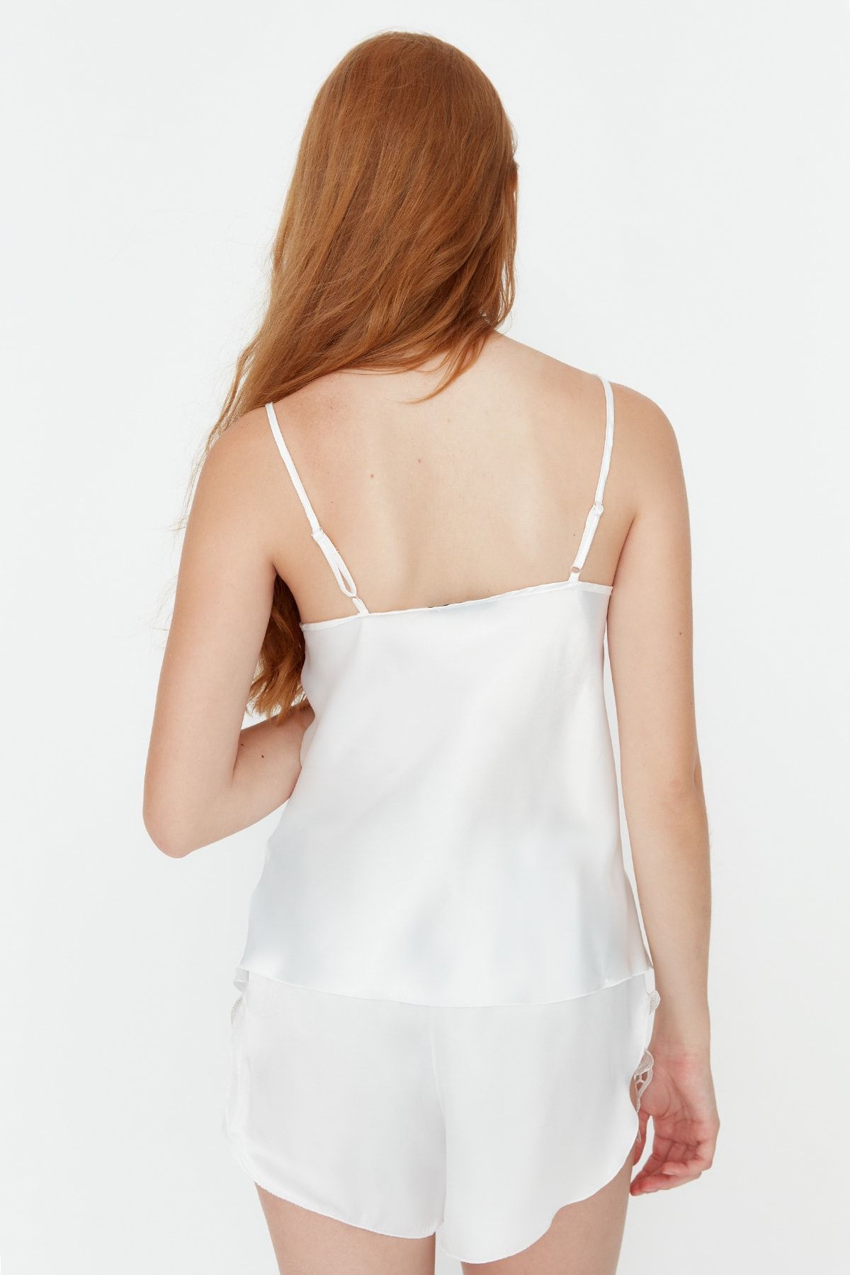 Trendyol Collection-Ecrufarbenes, gewebtes Pyjama-Set aus Spitze mit Seilträgern und Satin-Shorts THMAW21PT0843 3