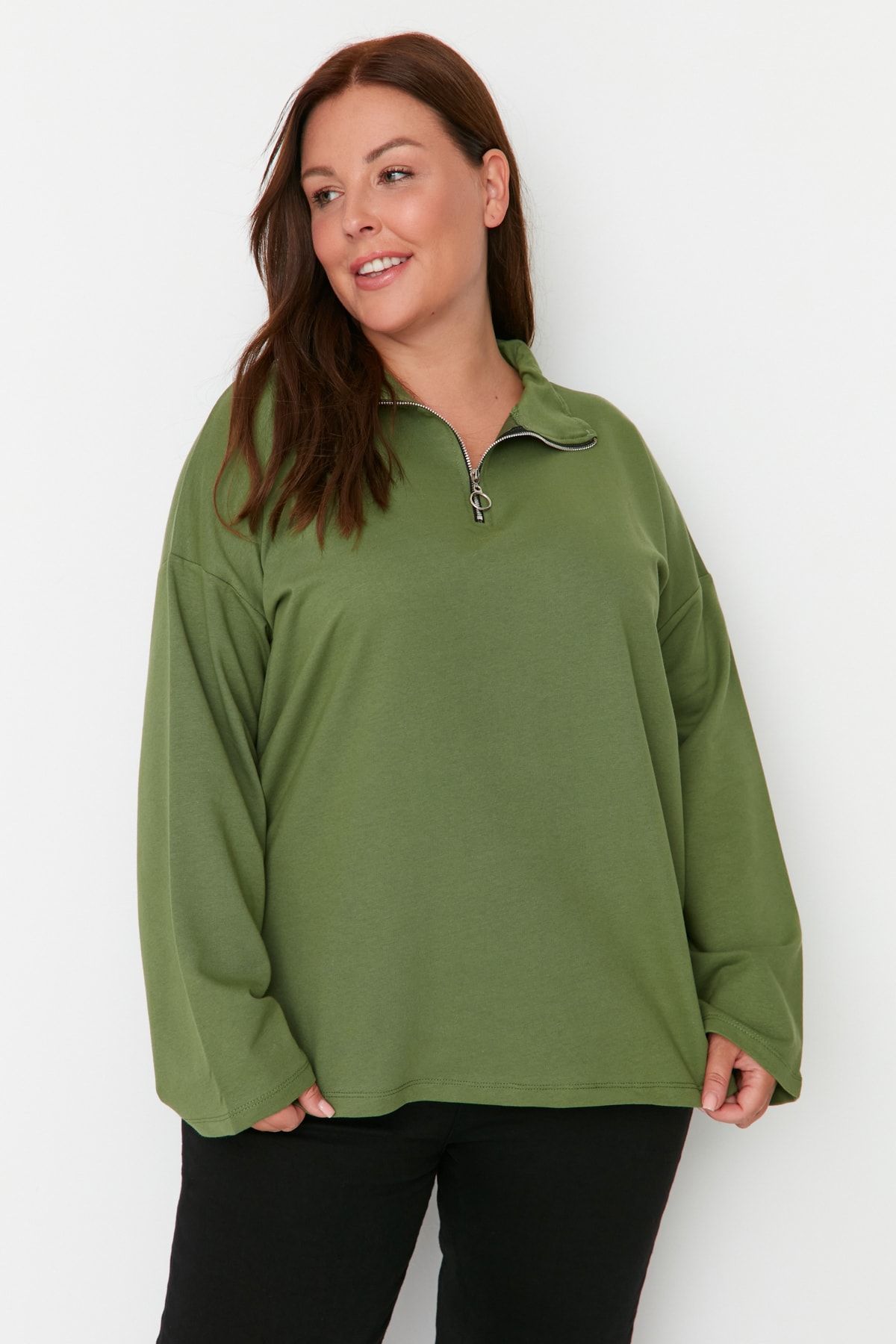 Trendyol Curve-Khakifarbenes, dünnes Strick-Sweatshirt mit Polokragen in Übergröße – Reißverschluss TBBAW23AO00023 1