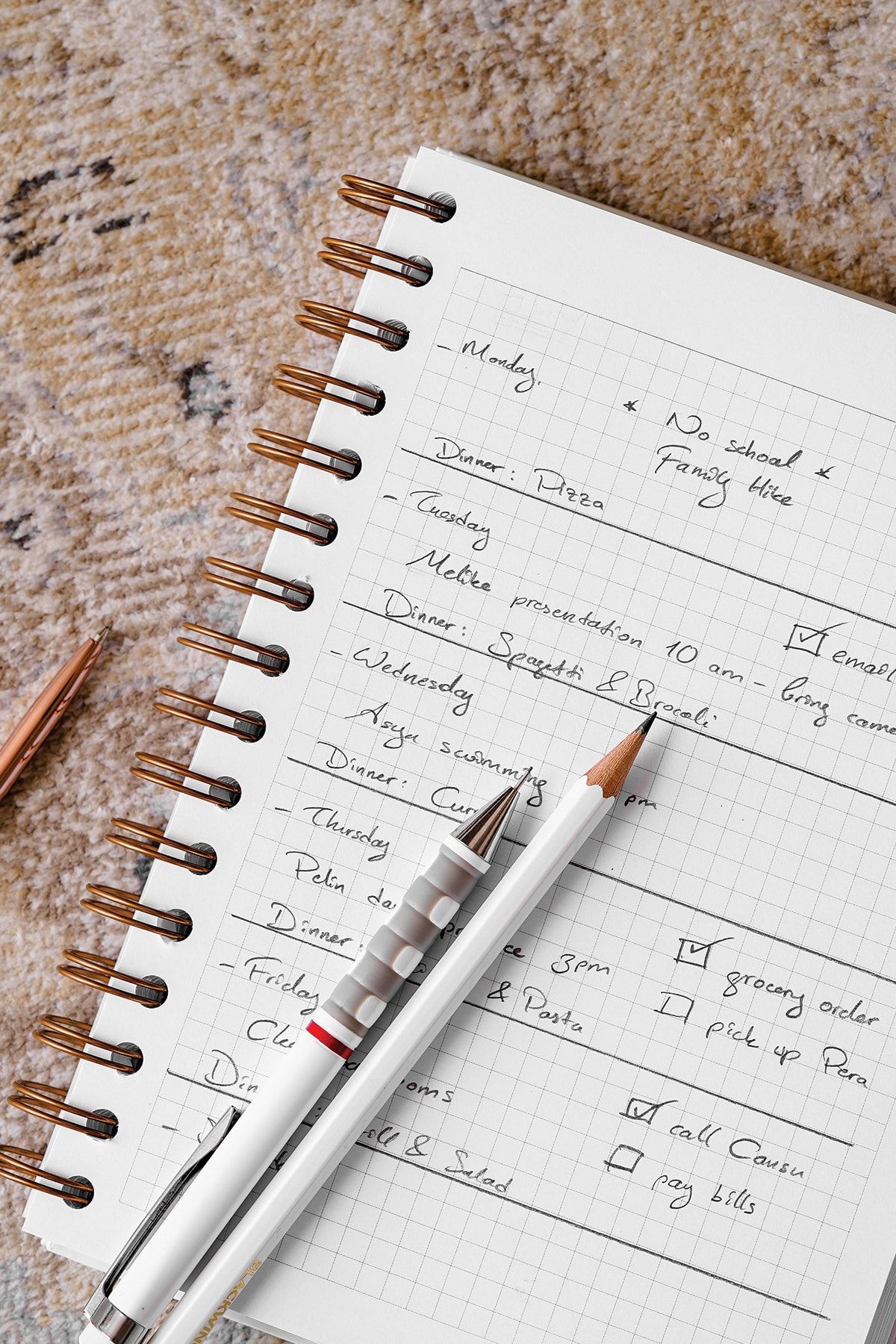 Matt Notebook-دفتر مقاس A5 مقاس 15 × 21 سم ذو مربعات مطاطية حلزونية غير مؤرخة باللون الأخضر 3