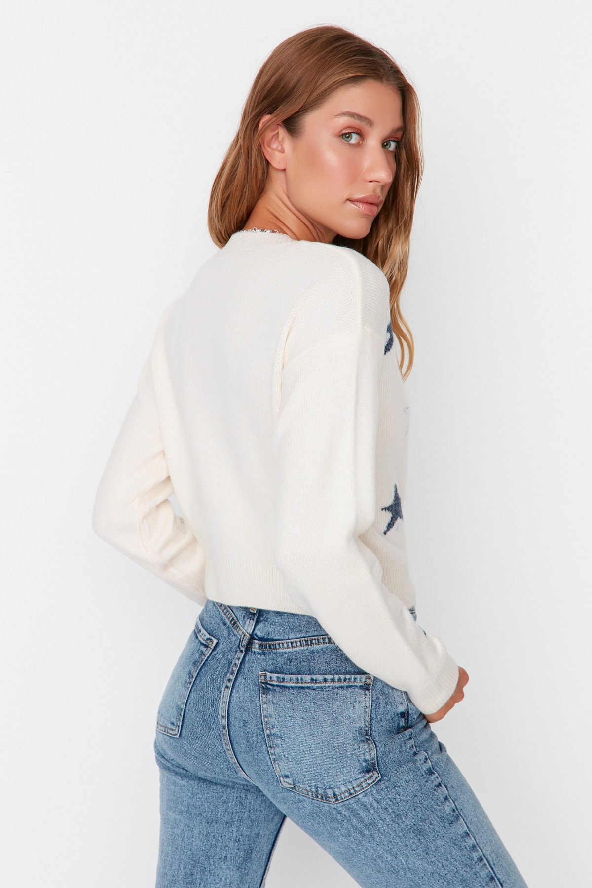 Trendyolmilla  Ekru Yılbaşı Temalı Crop Yumuşak Dokulu Triko Kazak TWOAW23KZ01569 - Görsel 5