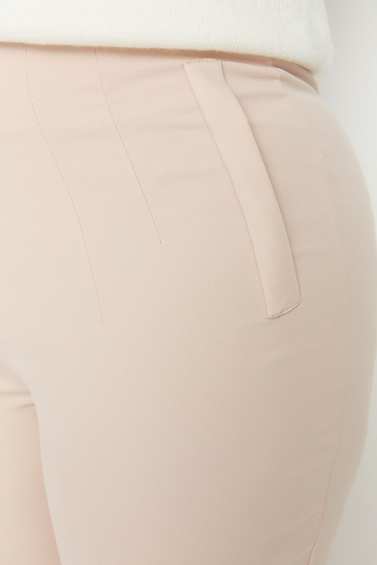 Trendyol Curve-Beige Zigarettenhose in Übergröße – Fleto Pocket, Webstoff TBBAW23AR00015 4
