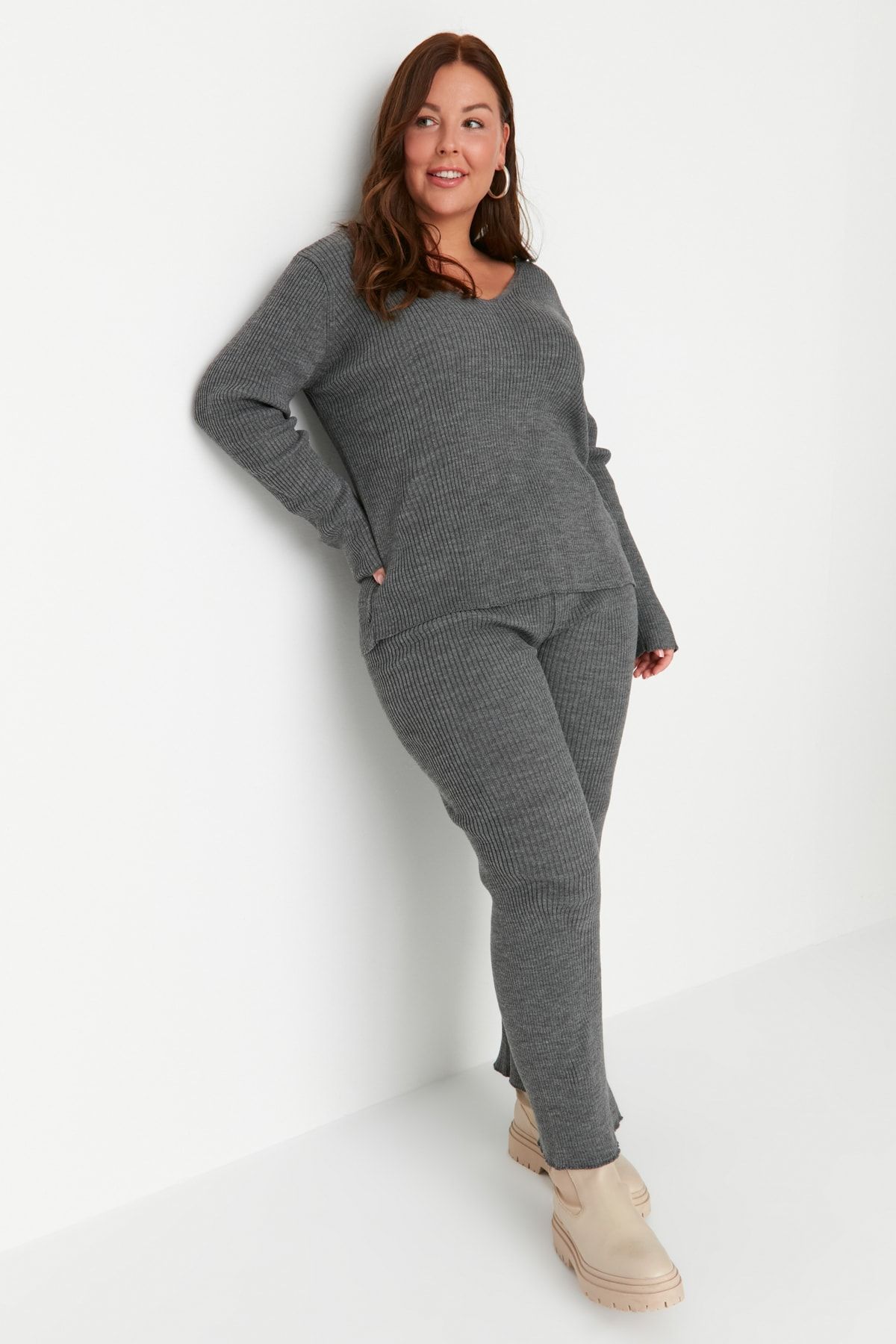 Trendyol Curve-Anthrazitfarbenes Set aus Strickunterteil und Oberteil mit V-Ausschnitt 2