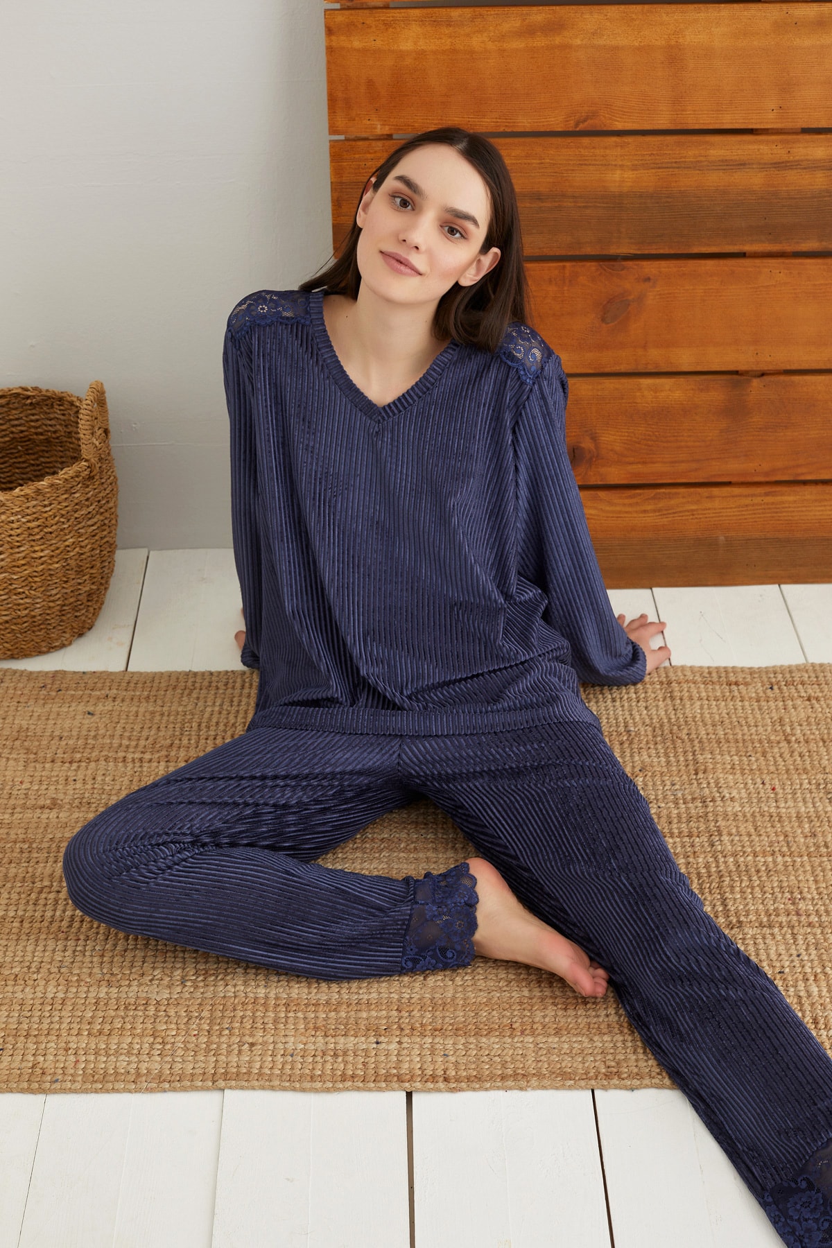 Siyah İnci Lacivert Kadife Dantel Detaylı Pijama Takım