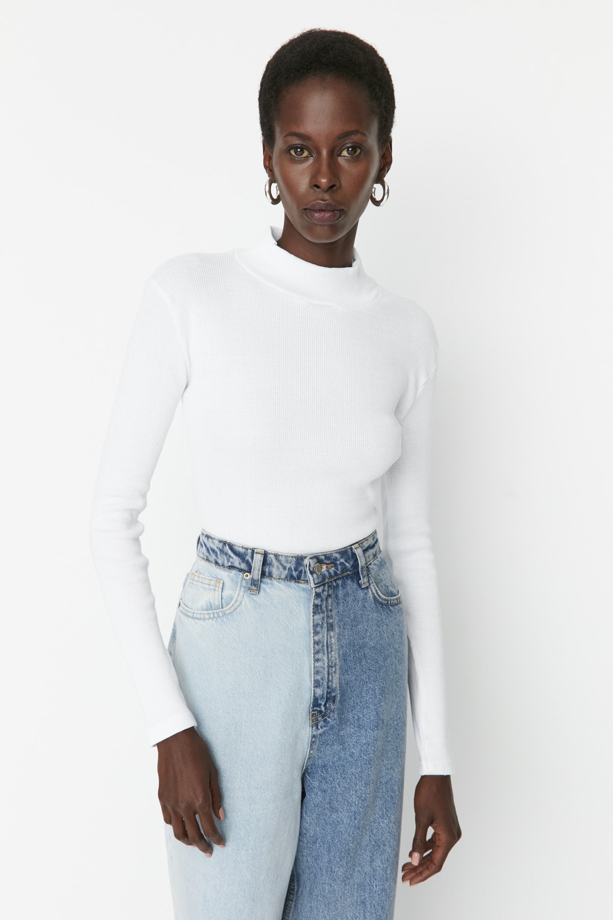 Trendyolmilla  Beyaz Fitted/Vücuda Oturan Dik Yaka Uzun Kol Fitilli Esnek Örme Bluz TWOAW21BZ0423 - Görsel 6