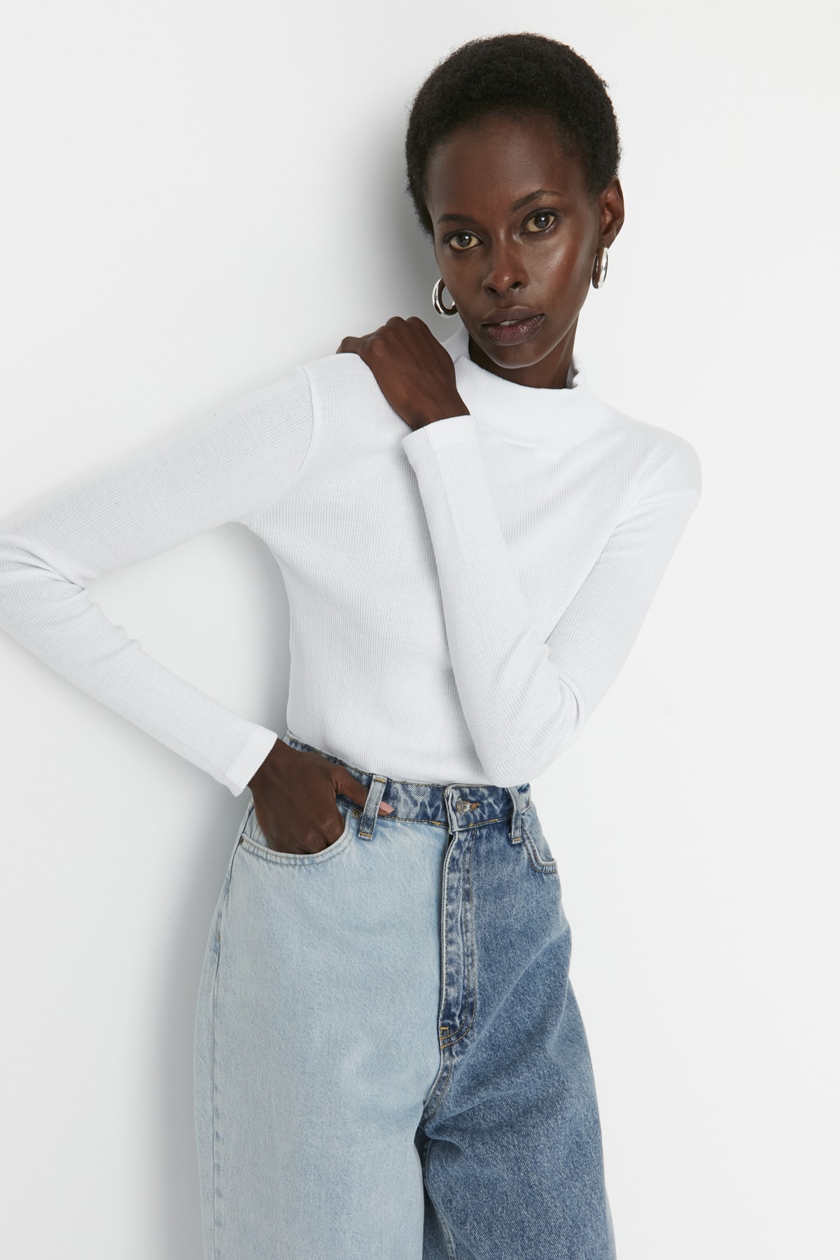 Trendyolmilla  Beyaz Fitted/Vücuda Oturan Dik Yaka Uzun Kol Fitilli Esnek Örme Bluz TWOAW21BZ0423 - Görsel 7