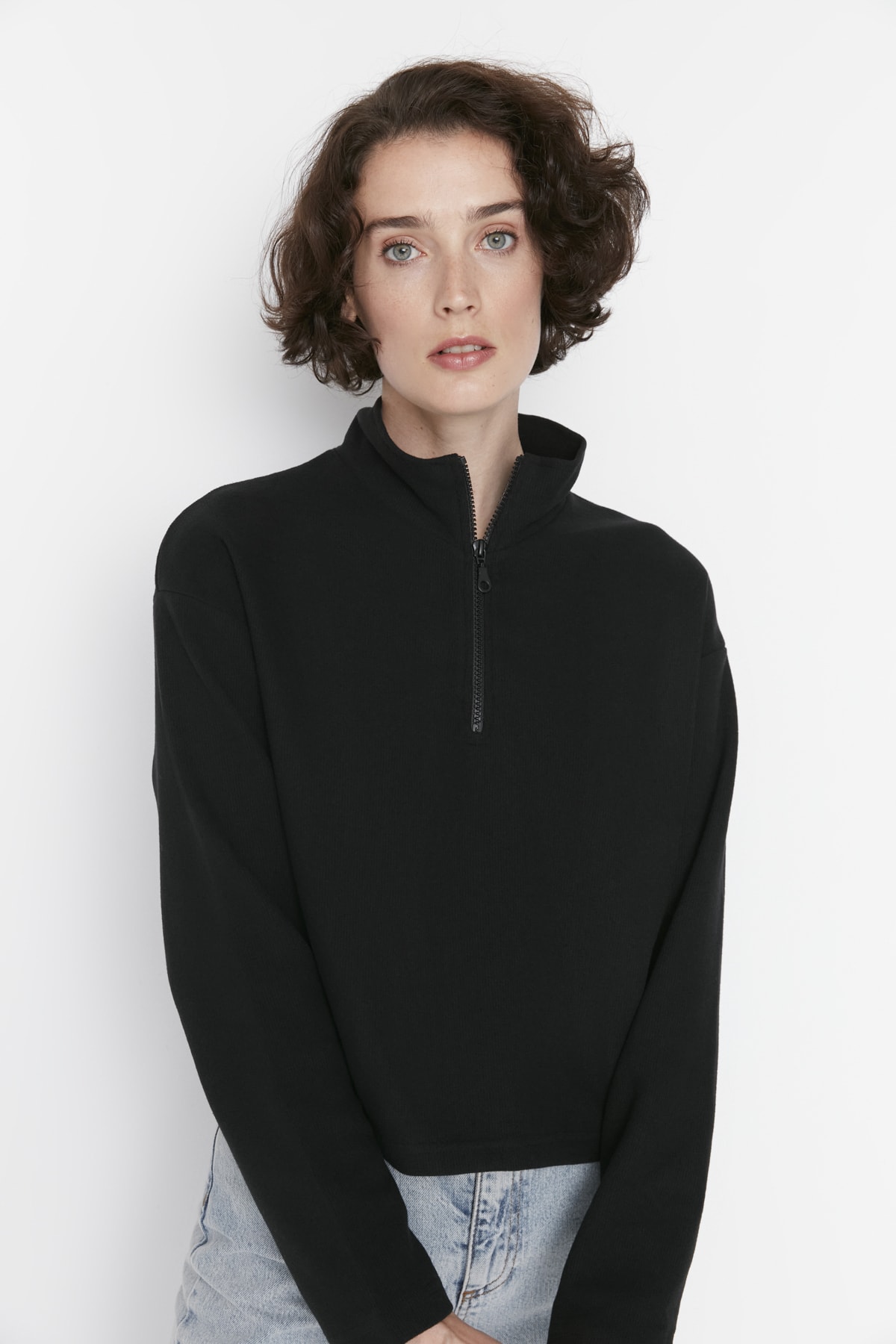 Trendyolmilla  Siyah Selanik/Triko Görünümlü Fermuarlı Yaka Regular/Normal Kalıp Örme Sweatshirt TWOAW22SW0732 - Görsel 7