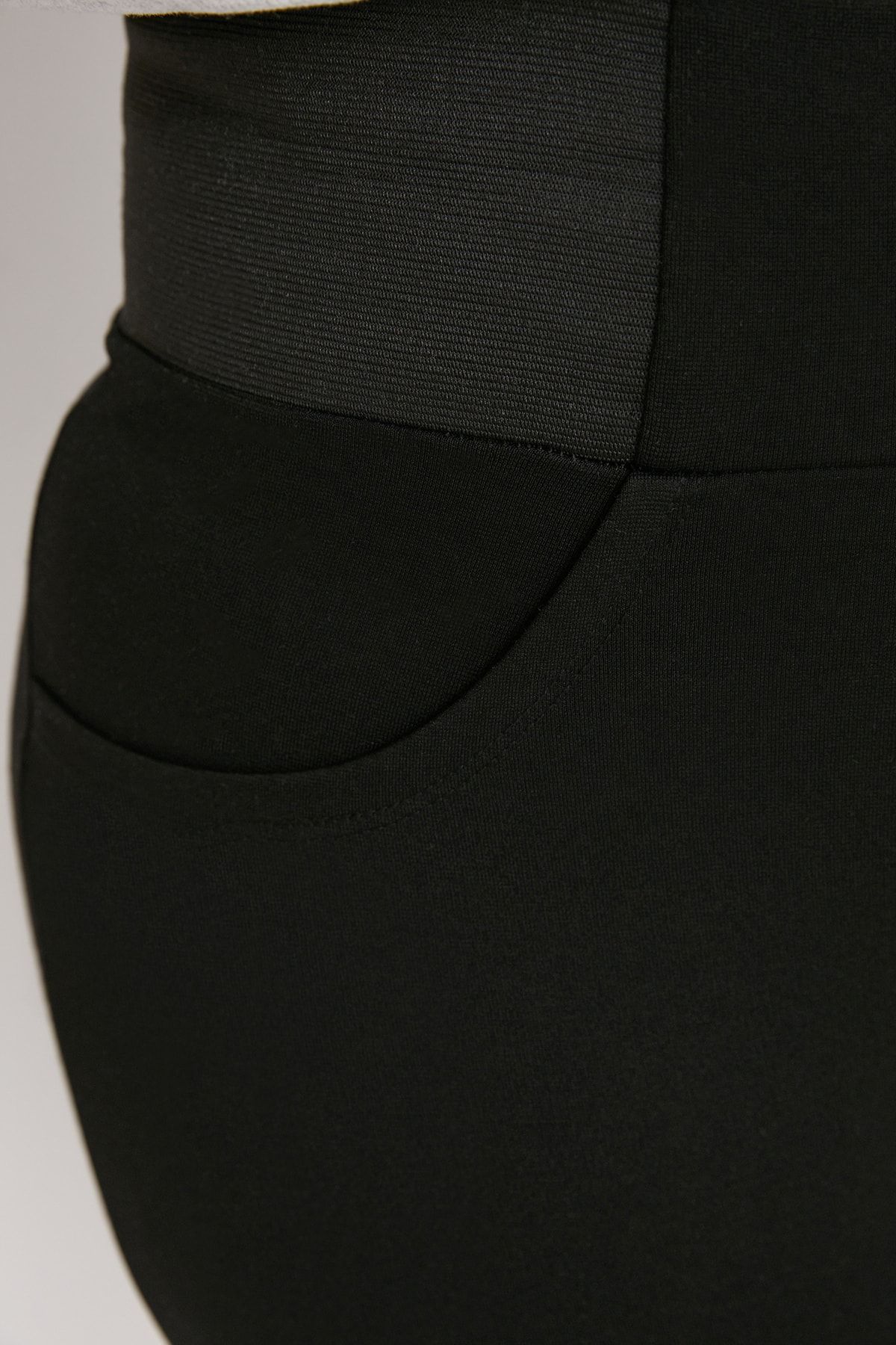 Trendyol Curve-Schwarze, schmal gestrickte, übergroße Hose mit elastischem Bund TBBAW23AR00023 9