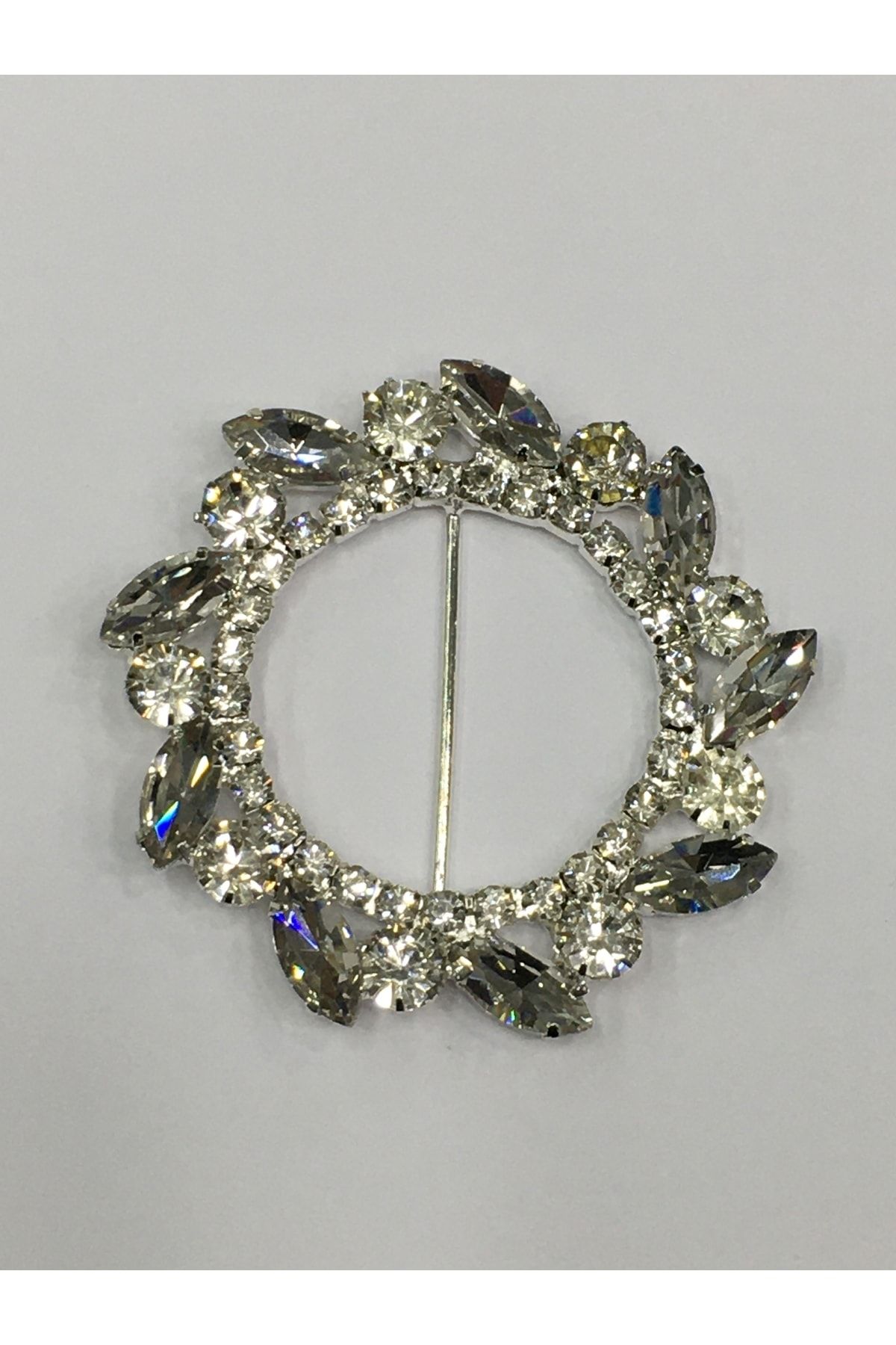 Stone clearance belt buckle