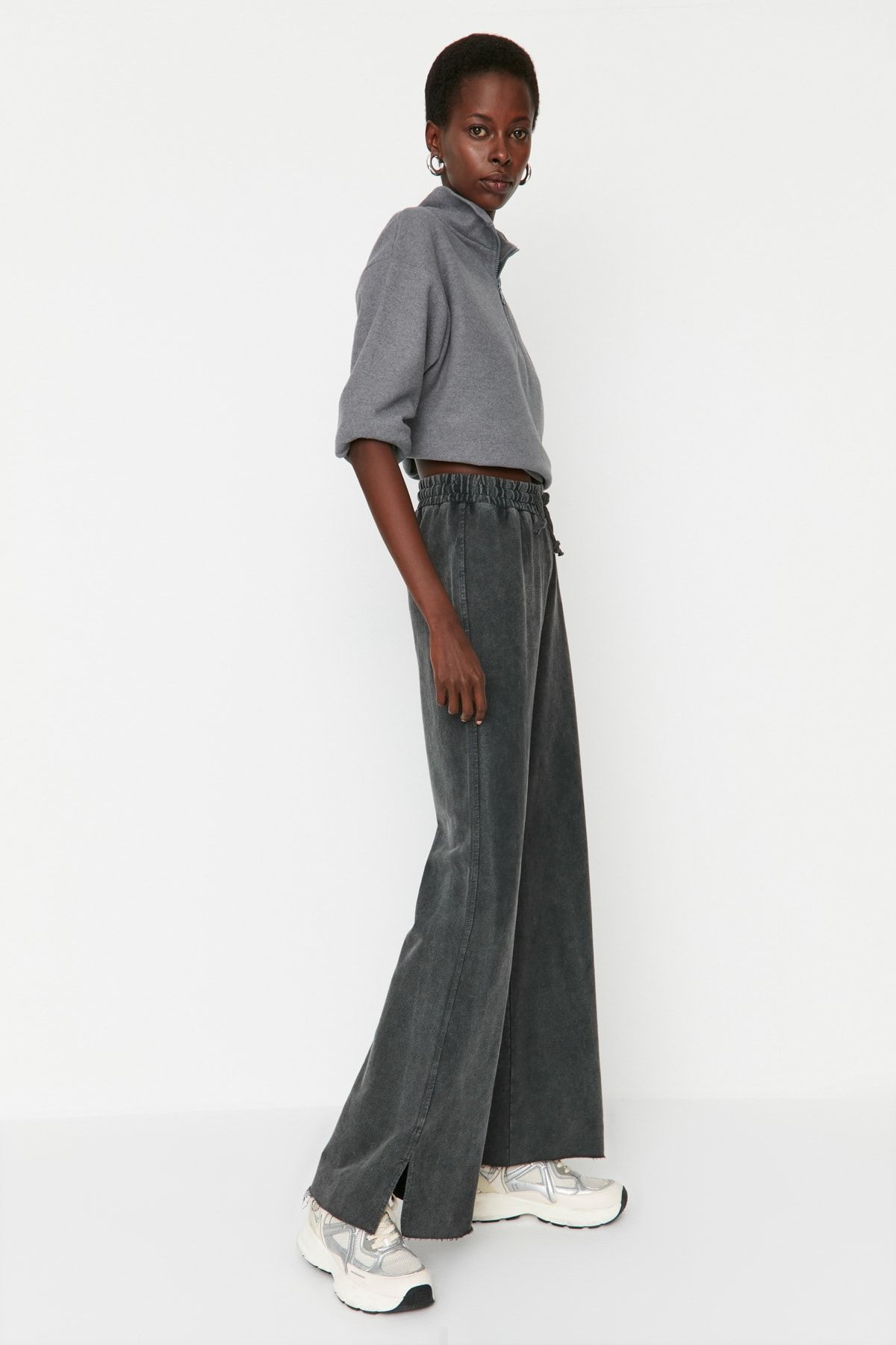 Trendyol Collection-Anthrazitfarbene, schmal geschnittene Jogginghose aus Strick mit Distressed-/Soluk-Effekt und weitem Bein/normaler Taille TWOAW22EA0426 4