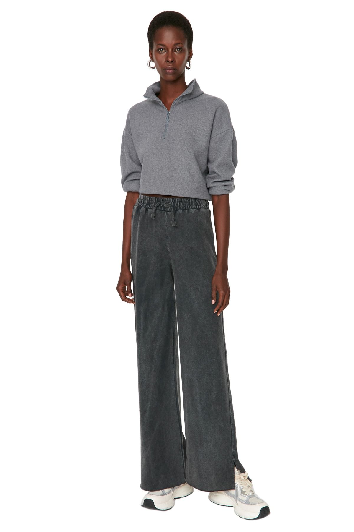 Trendyol Collection-Anthrazitfarbene, schmal geschnittene Jogginghose aus Strick mit Distressed-/Soluk-Effekt und weitem Bein/normaler Taille TWOAW22EA0426 5