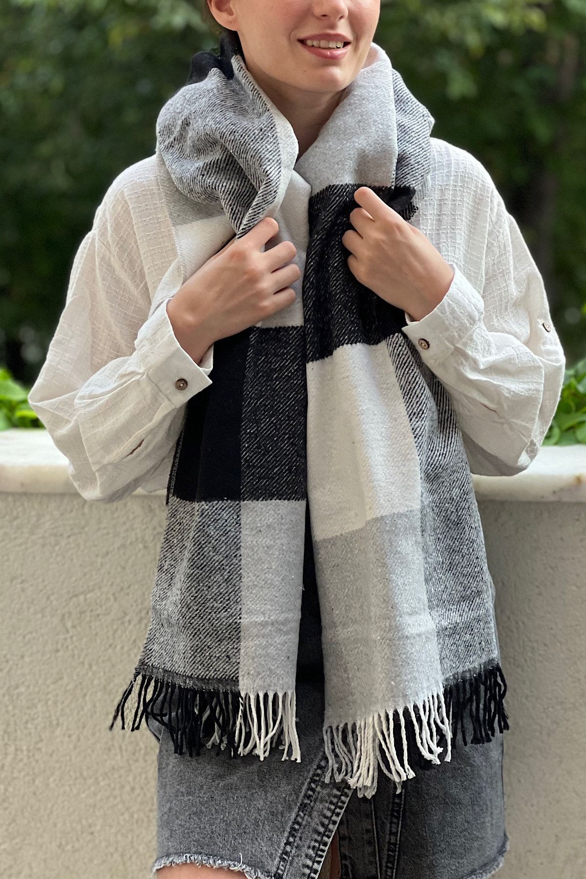 Novon Giyim Aksesuar Unisex Black and White Plaid Long Scarf with Fringed Ends