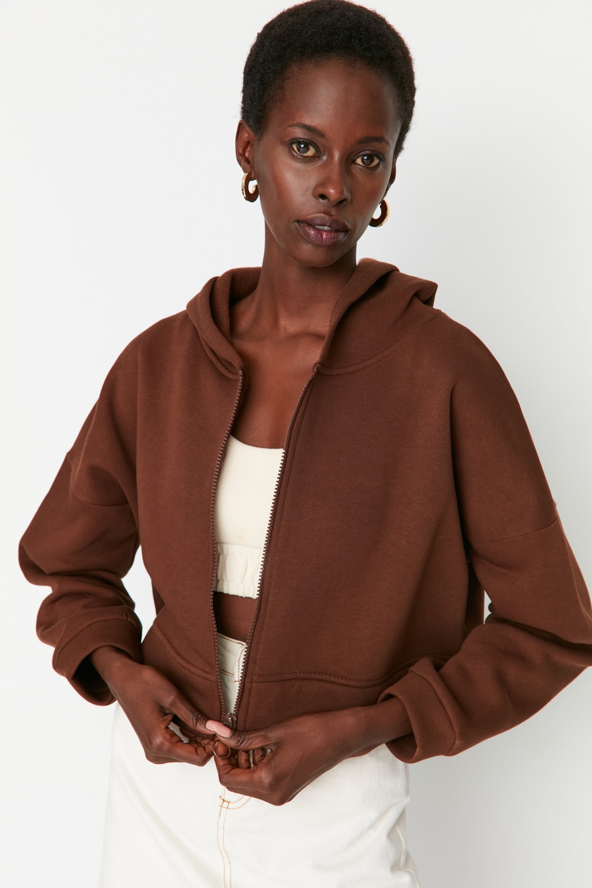 Trendyolmilla  Kahverengi Fermuarlı Kapüşonlu Rahat Kesim Crop Kalın İçi Polarlı Örme Sweatshirt TWOAW20SW0660 - Görsel 4