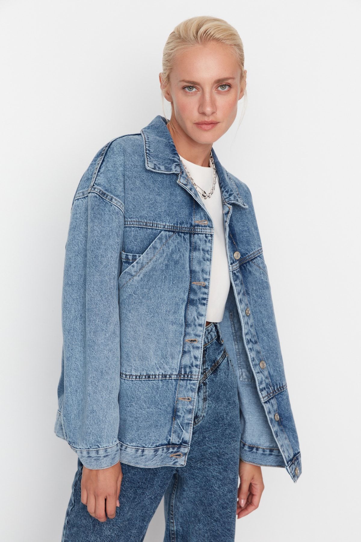 TRENDYOLMİLLA Mavi Cep Detaylı Oversize Denim Ceket TWOAW23CE00214