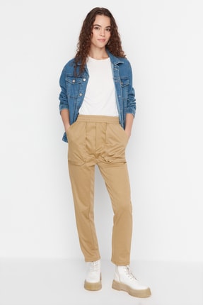 TRENDYOLMİLLA Bej Cepli &Ouml;rme Pantolon TWOAW23PL00154