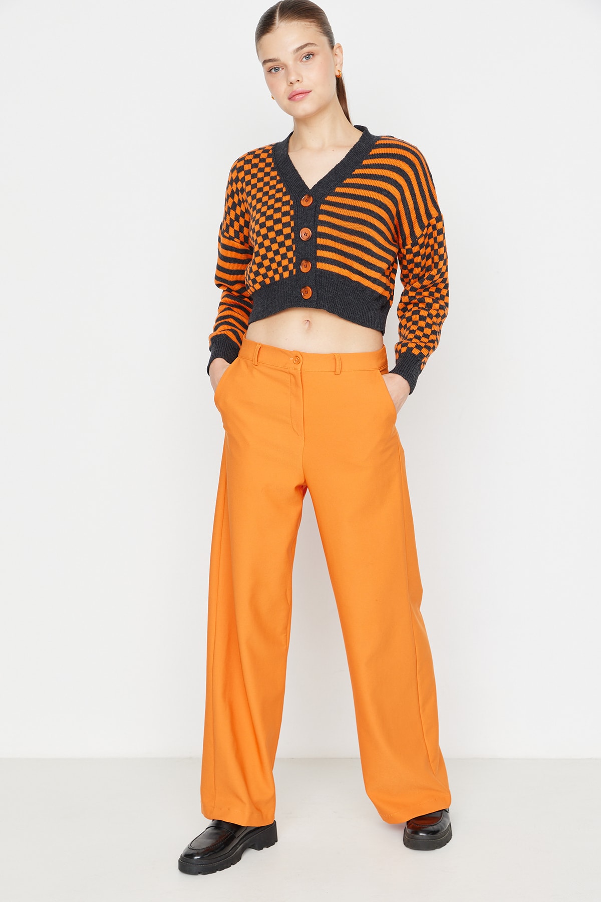 Trendyol Collection Hose Orange Straight Fast ausverkauft