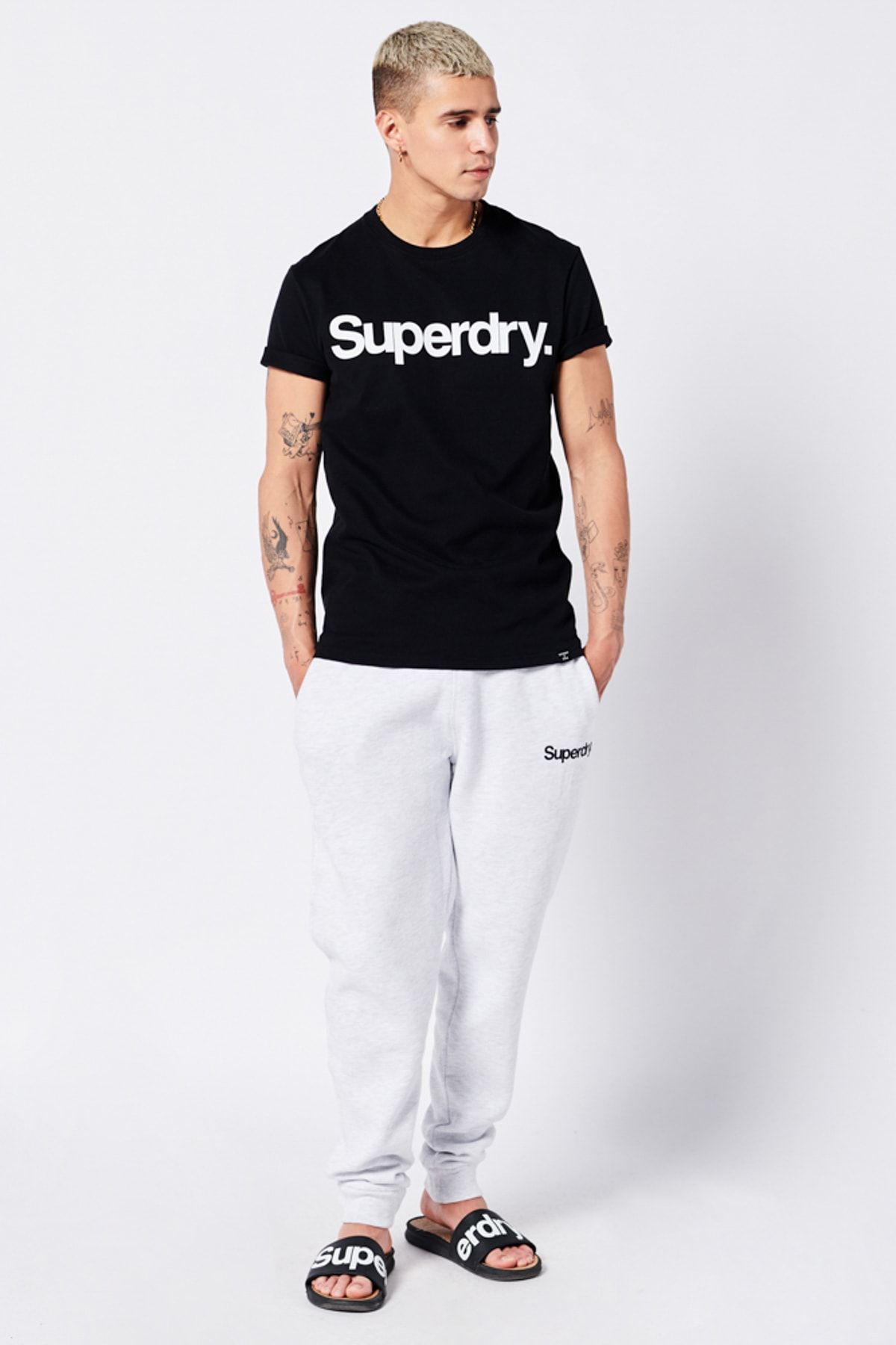 SUPERDRY T-Shirt Trendyol - Fit Regular Schwarz - 