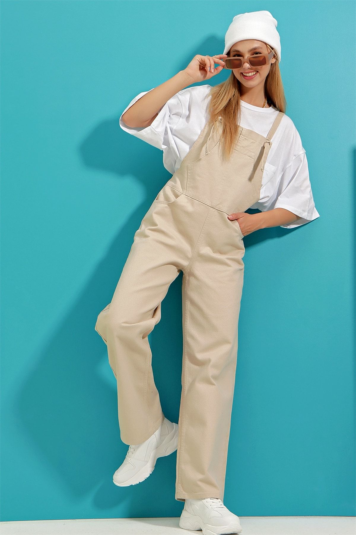 Trend Alaçatı Stili-Beigefarbene Salopet-Jeans für Damen mit Känguru-Taschen aus Denim für Gärtnerinnen ALC-X9072 2