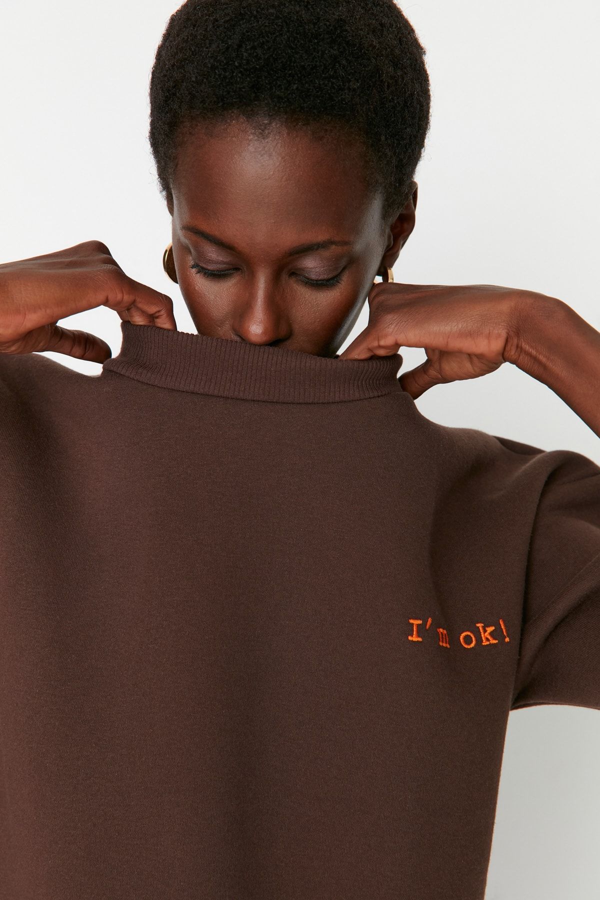 Trendyol Collection-Hnědá tlustá fleece uvnitř Regular/Normal Fit Slogan Vyšívaná pletená mikina TWOAW21SW1061 7