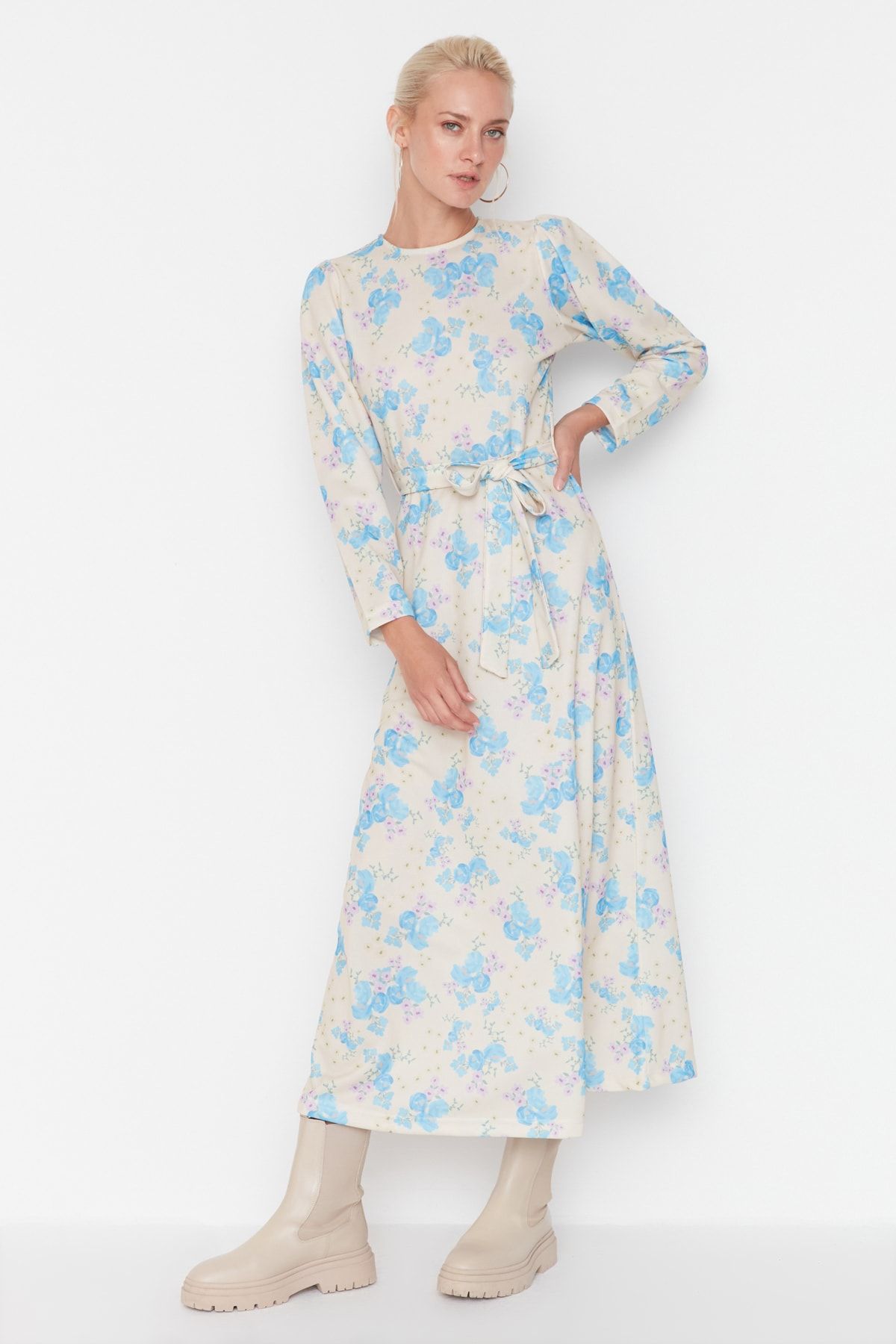 Trendyol Modest Ekru Çiçek Desenli Kuşaklı Bisiklet Yaka Krinkıl Örme Elbise TCTAW23EB00075 RN11140