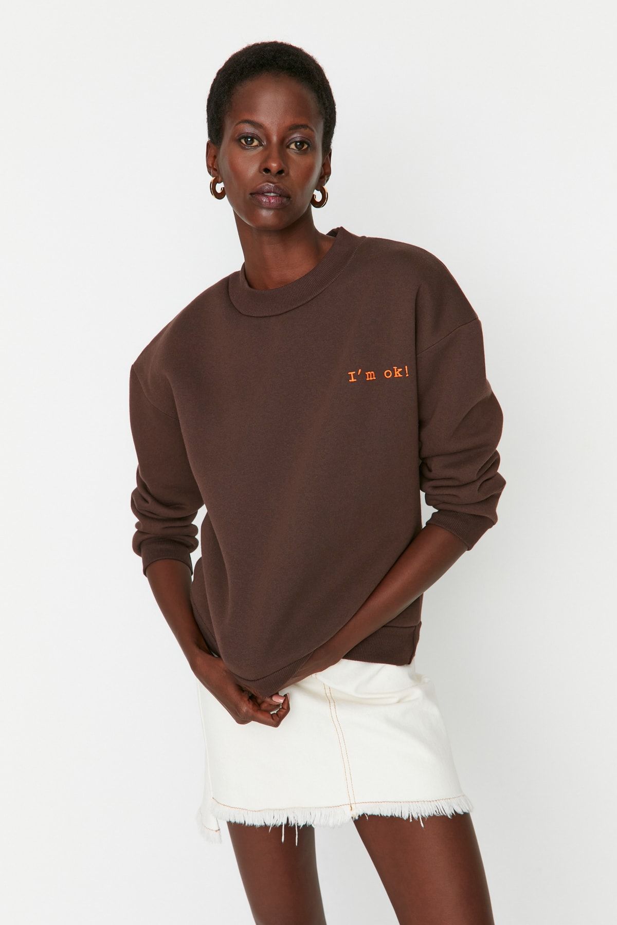 Trendyol Collection-Hnědá tlustá fleece uvnitř Regular/Normal Fit Slogan Vyšívaná pletená mikina TWOAW21SW1061 9