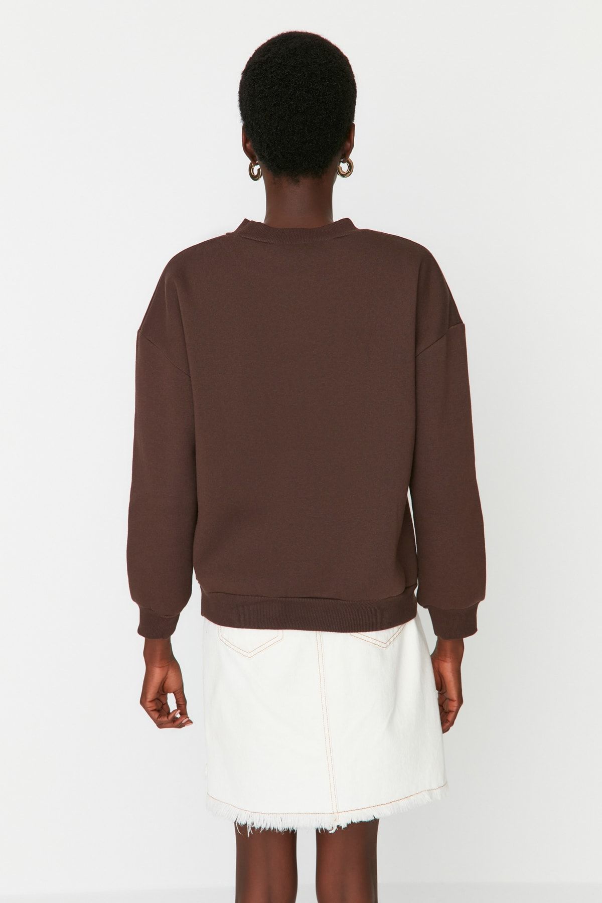 Trendyol Collection-Hnědá tlustá fleece uvnitř Regular/Normal Fit Slogan Vyšívaná pletená mikina TWOAW21SW1061 10