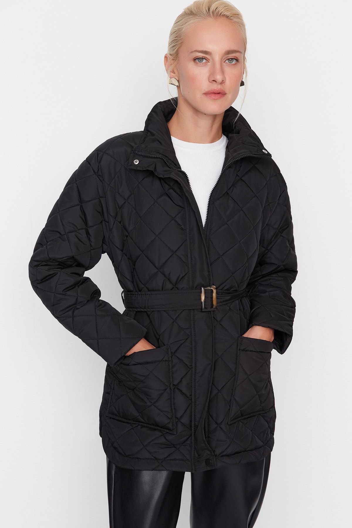 TRENDYOLMİLLA Siyah Oversize Kemerli Kapitone Şişme Mont TWOAW23MO00170