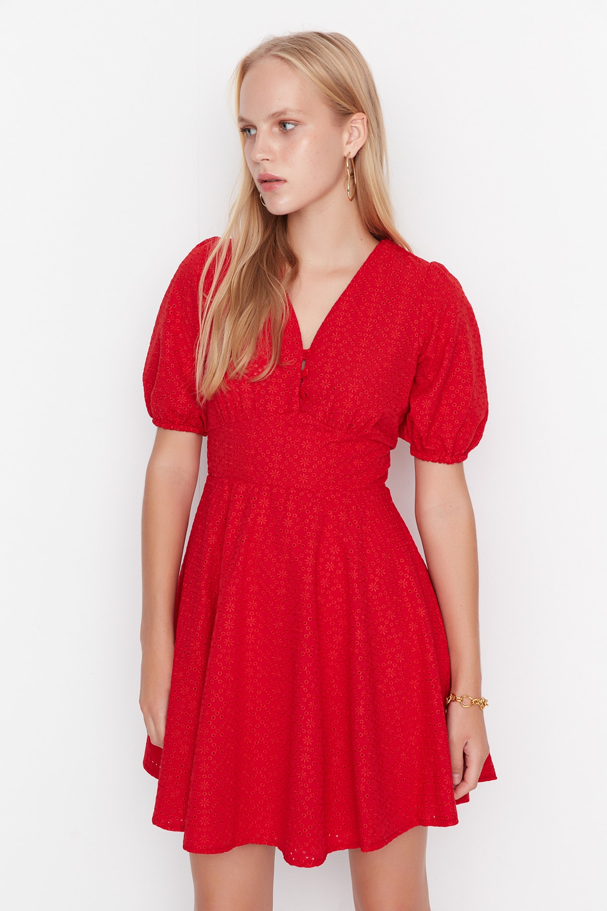 TRENDYOLMİLLA Kırmızı Düğme Detaylı Brode Elbise TWOSS22EL00787