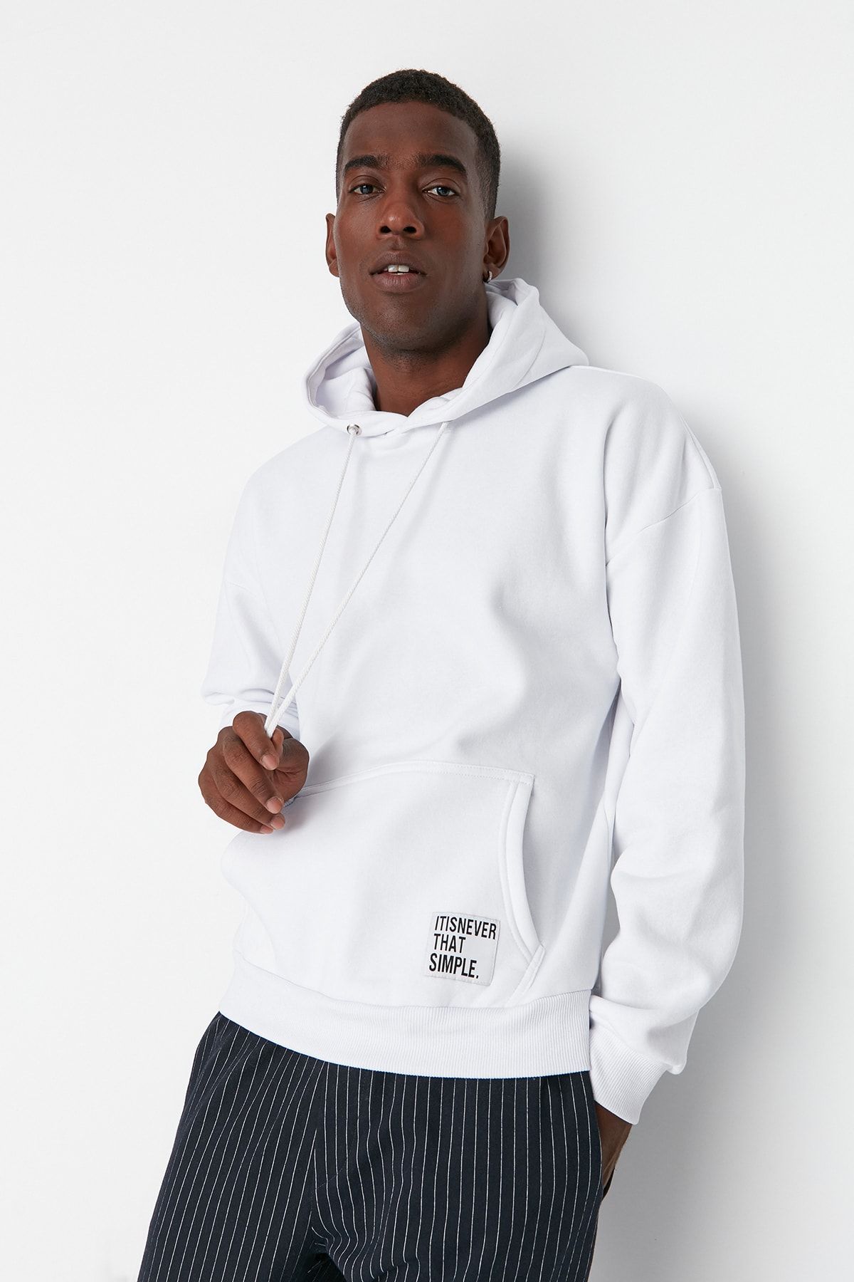 Trendyol Collection-Fehér kapucnis polár pulóver - Oversize, TMNAW21sw2005 felirattal 3