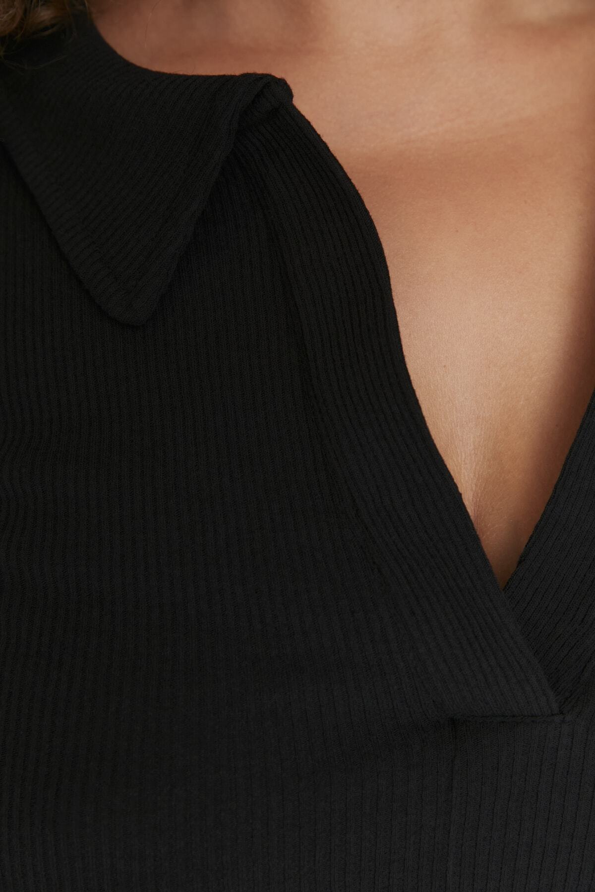 Trendyol Curve Czarne dopasowane sztruksowe body z dzianiny i zatrzaskami do kołnierzyka TBBAW23CS00007