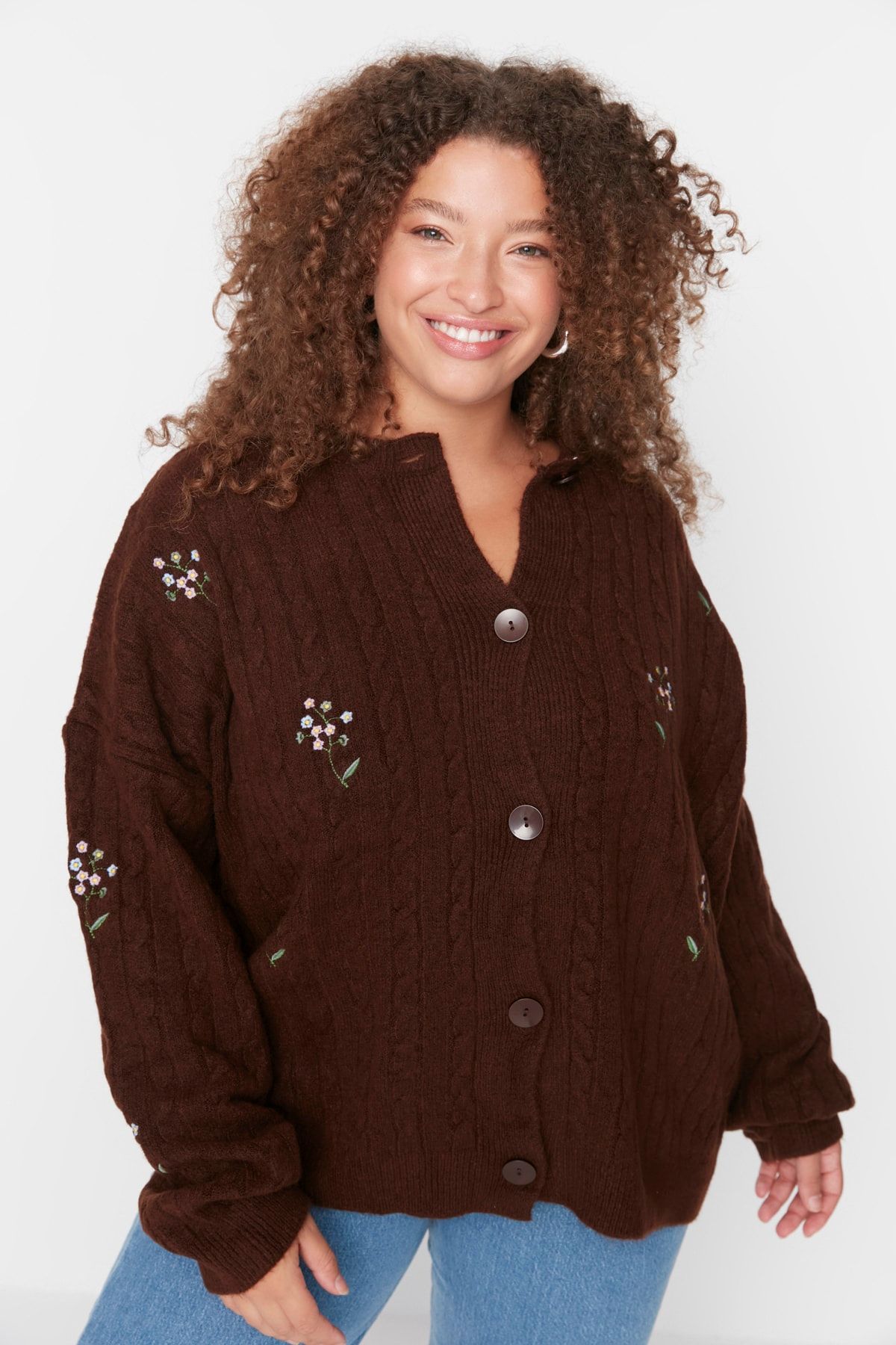 Trendyol Curve Große Größen in Strickjacke Braun Relaxed Fit Fast ausverkauft