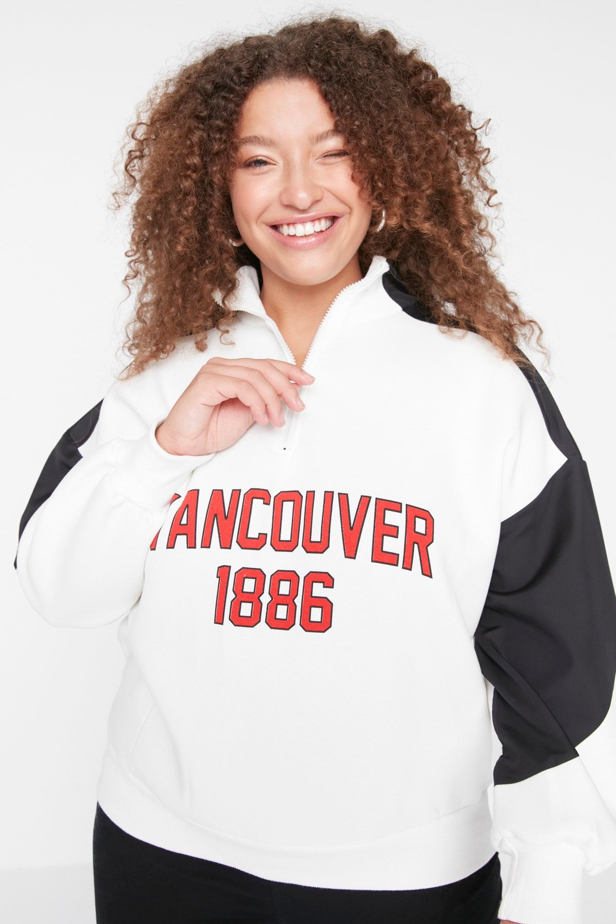 Trendyol Curve-Ecru Printed Thick Raised Knitted Sweatshirt TBBAW23AO00076 4
