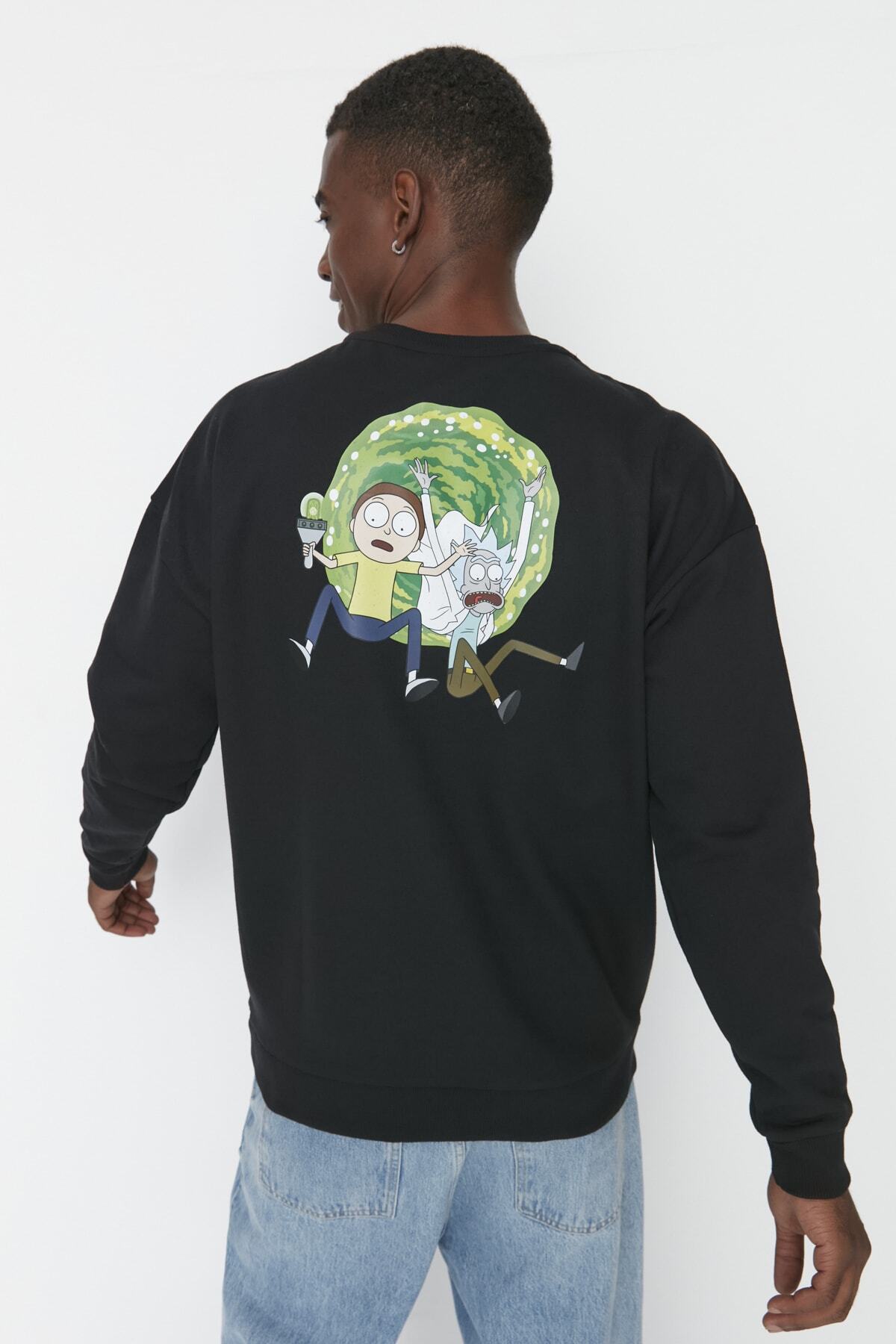 TRENDYOL MAN Siyah Erkek Oversize Fit Rick and Morty Lisanslı İçi Yumuşak Tüylü Sweatshirt TMNAW23SW00050