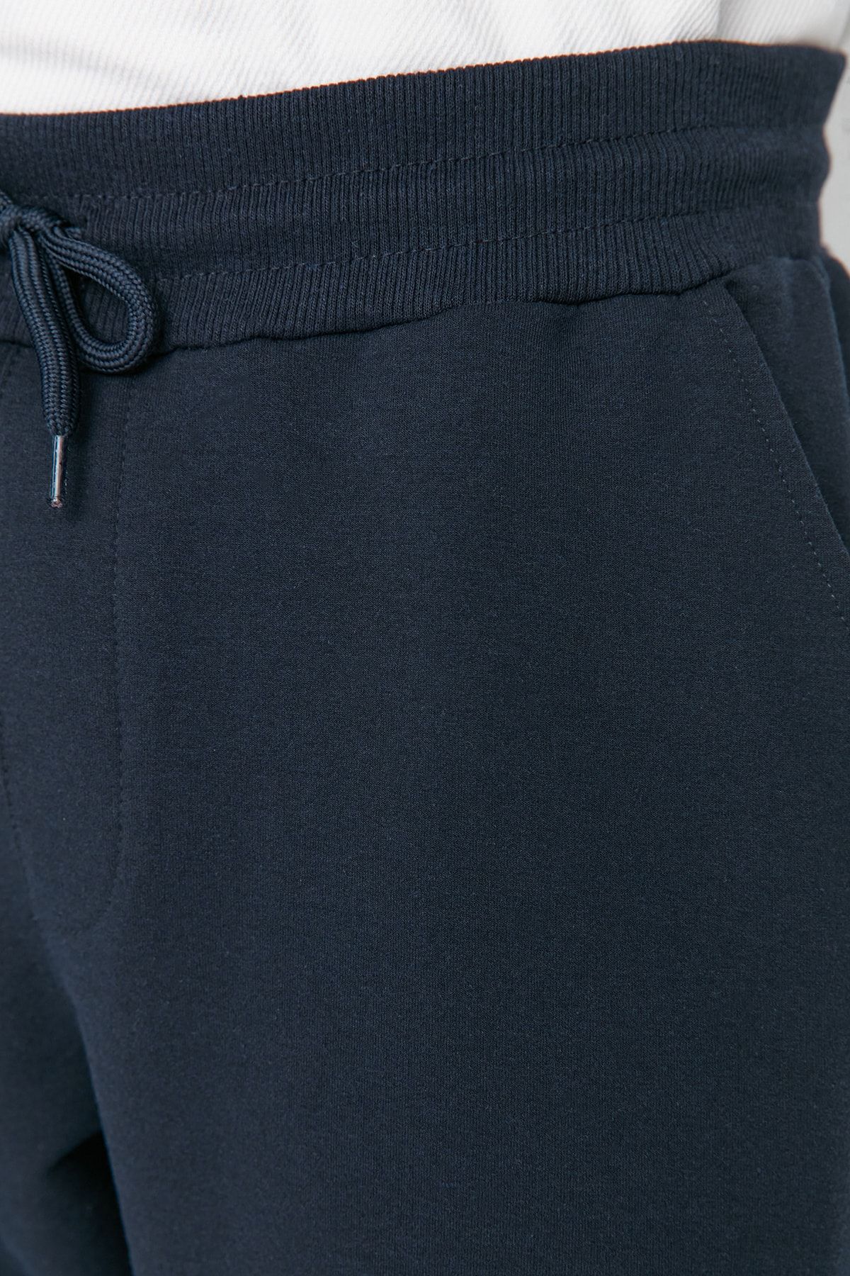 Trendyol Collection-Marineblaue, regulär geschnittene, elastische Jogginghose – TMNSS20EA0053 4
