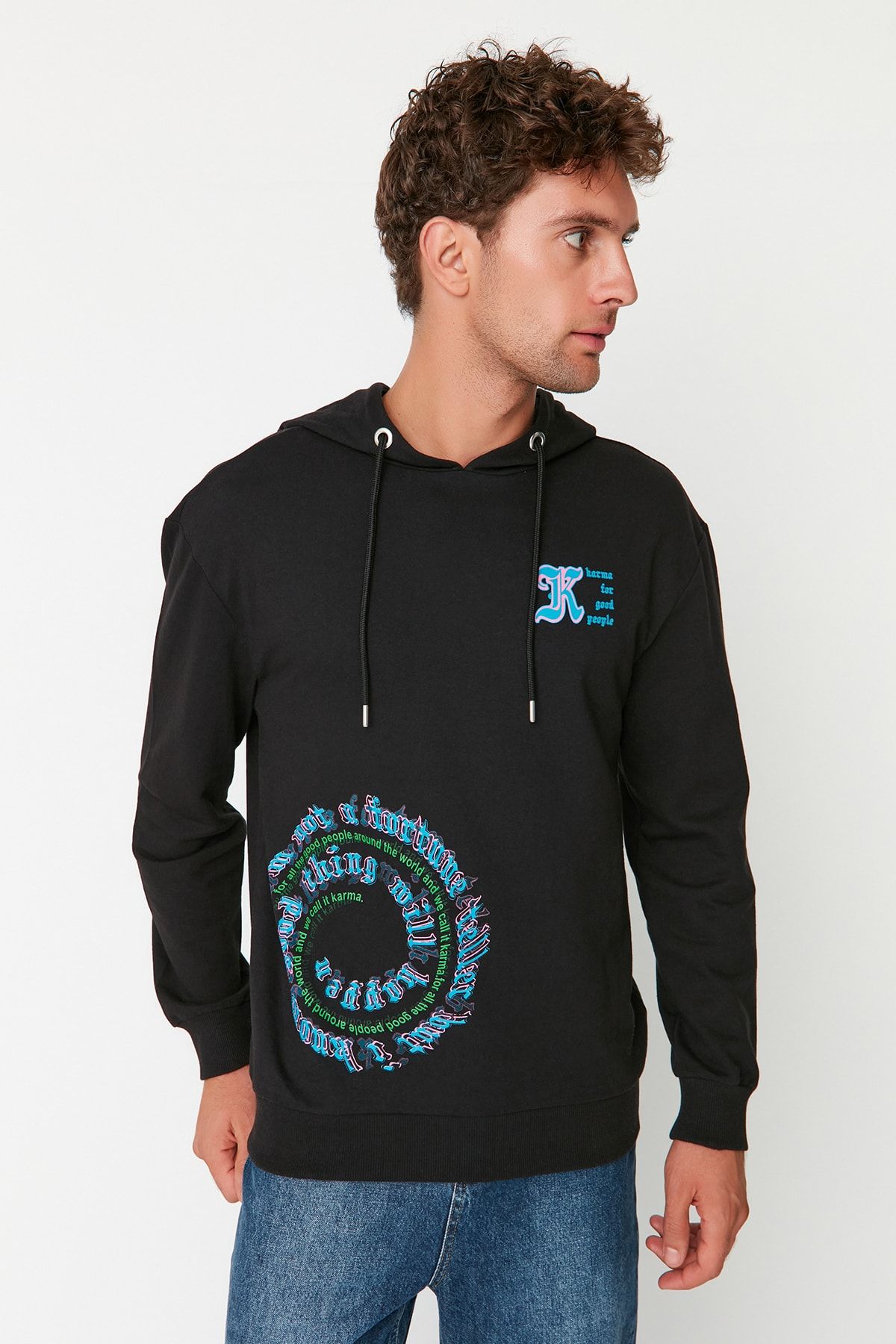 TRENDYOL MAN Siyah Erkek Regular Fit Kapüşonlu Baskılı Sweatshirt TMNAW23SW00255