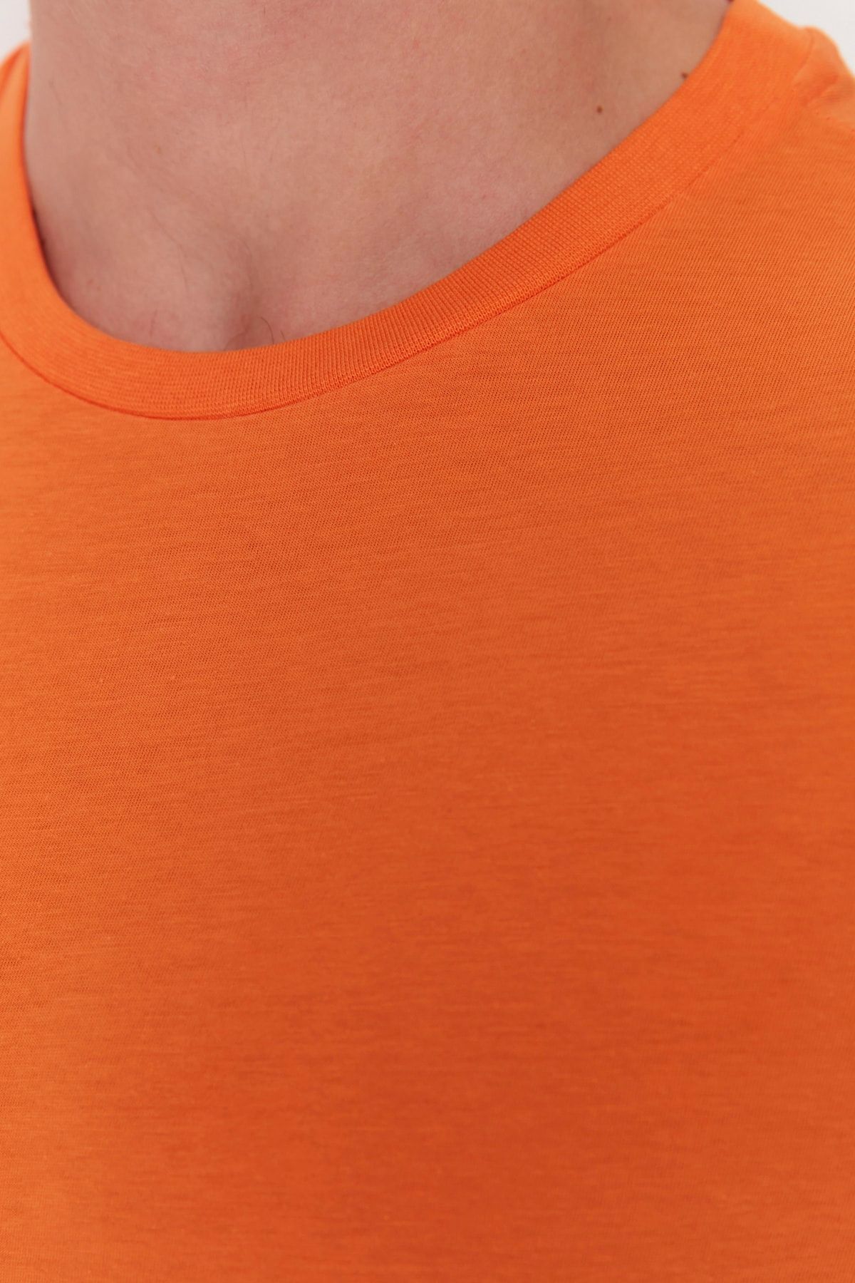 Turuncu Erkek Basic %100 Pamuklu Relaxed Fit Bisiklet Yaka Kısa Kollu T-Shirt TMNSS22TS0273