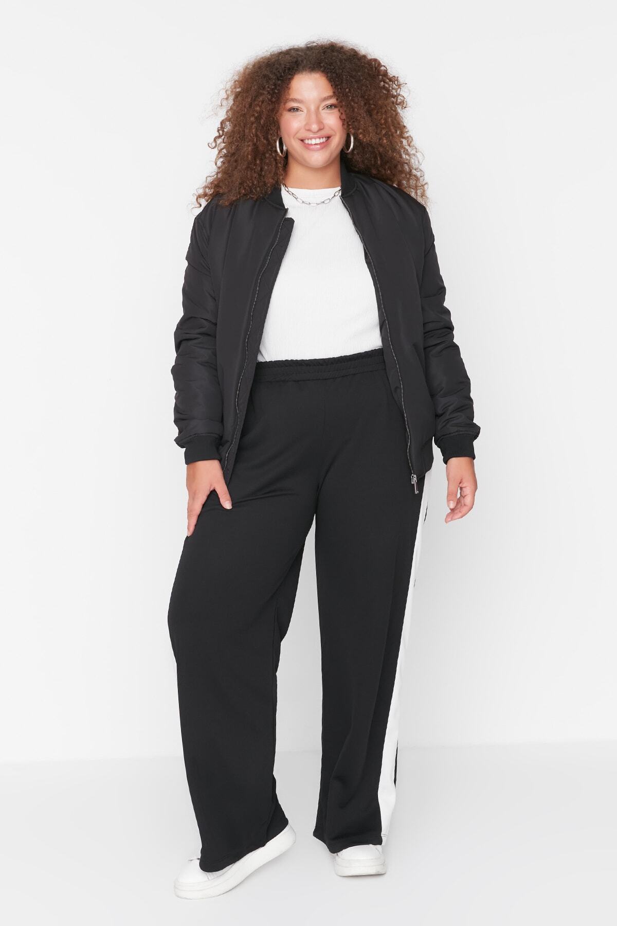 Trendyol Curve Schwarze gestrickte Hose mit weitem Bein und elastischem Bund und Streifendetails TBBAW23AR00018