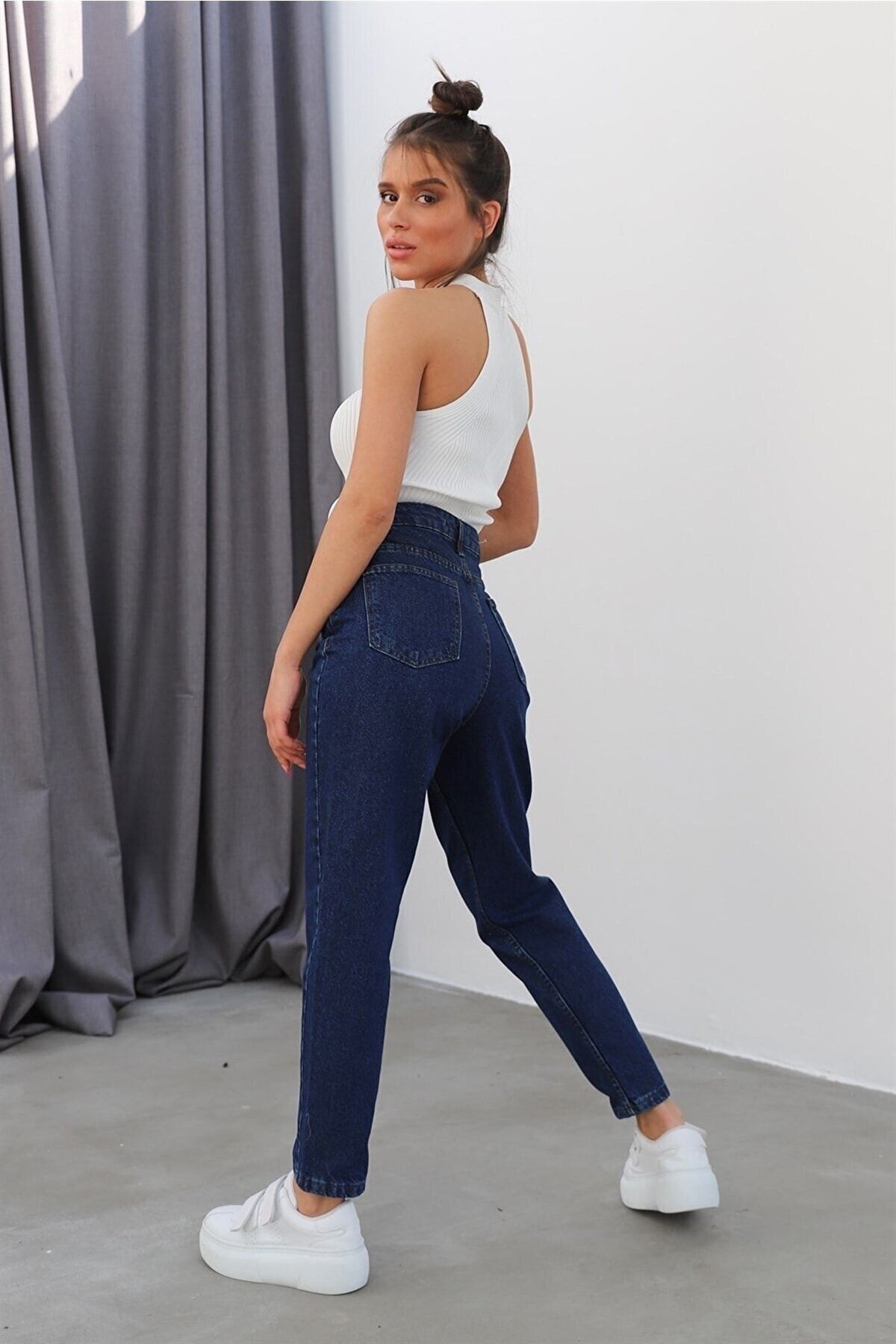 Dark blue mom jeans outfit clearance