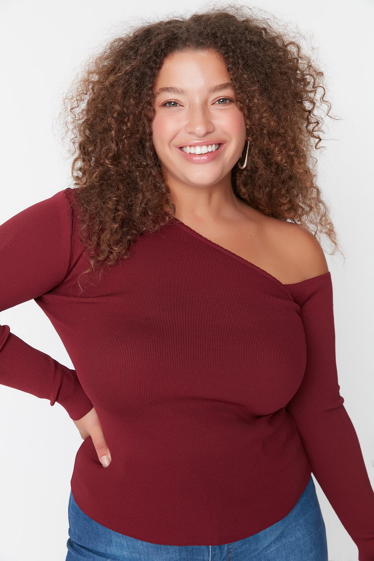 Trendyol Curve-Weinrote Feinstrickbluse mit asymmetrischem Kragen TBBAW23AF00117 2