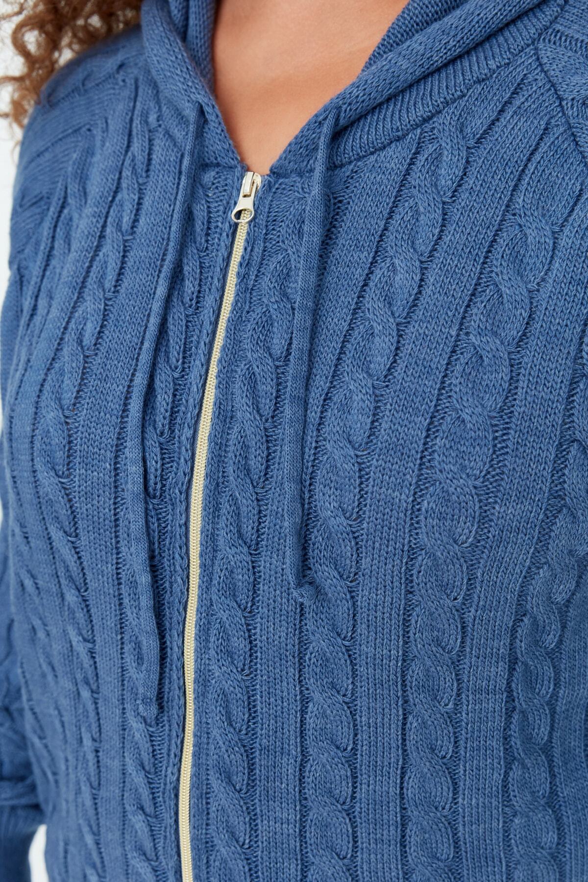 Trendyol Curve Indigofarbener Strick-Cardigan mit Kapuze und Reißverschluss TBBAW23AV00051