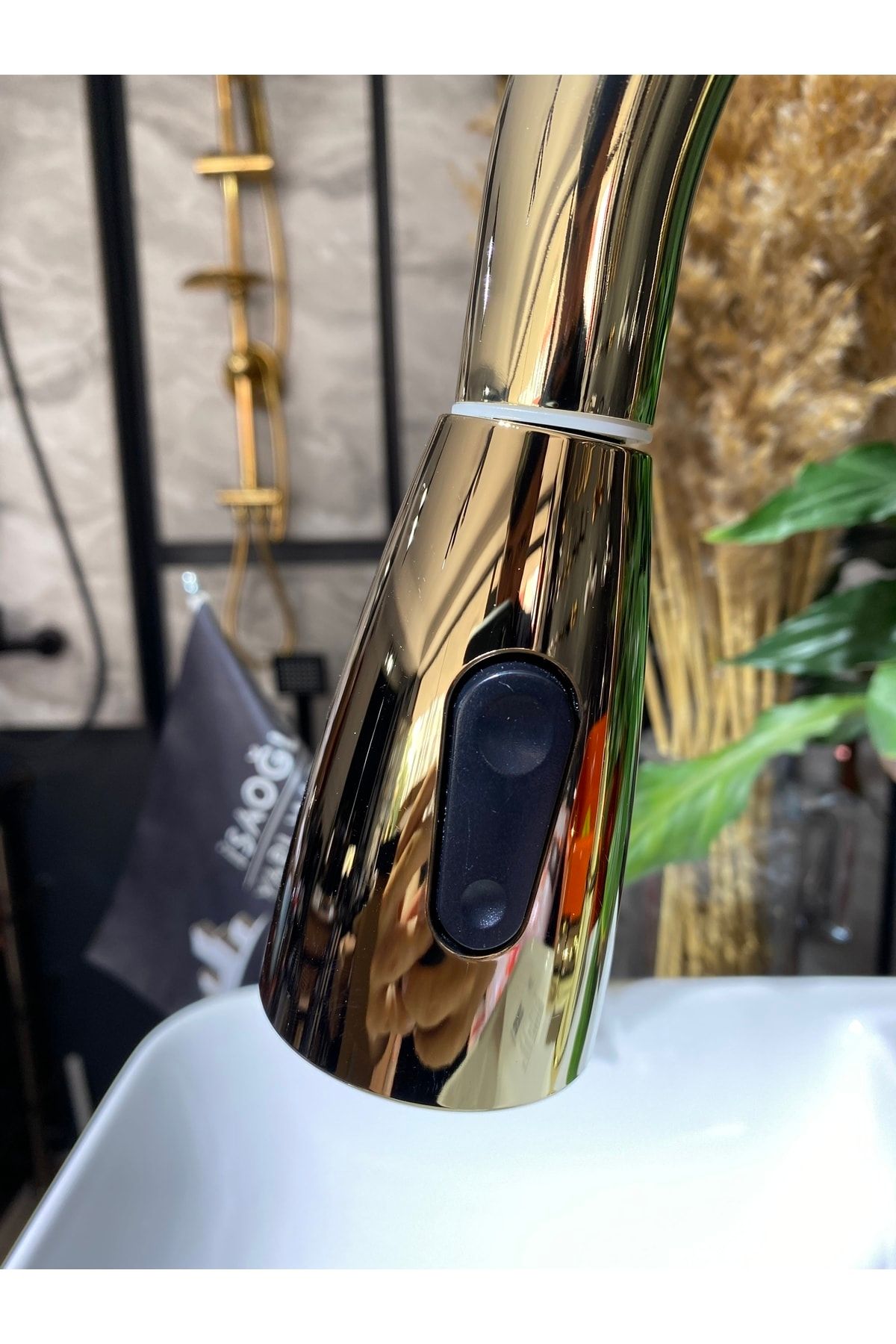İSAOĞLU YAPI-Glossy Gold Spiral Kitchen Faucet Spiral Sink Faucet Extending Kitchen Faucet with Movable Head 4