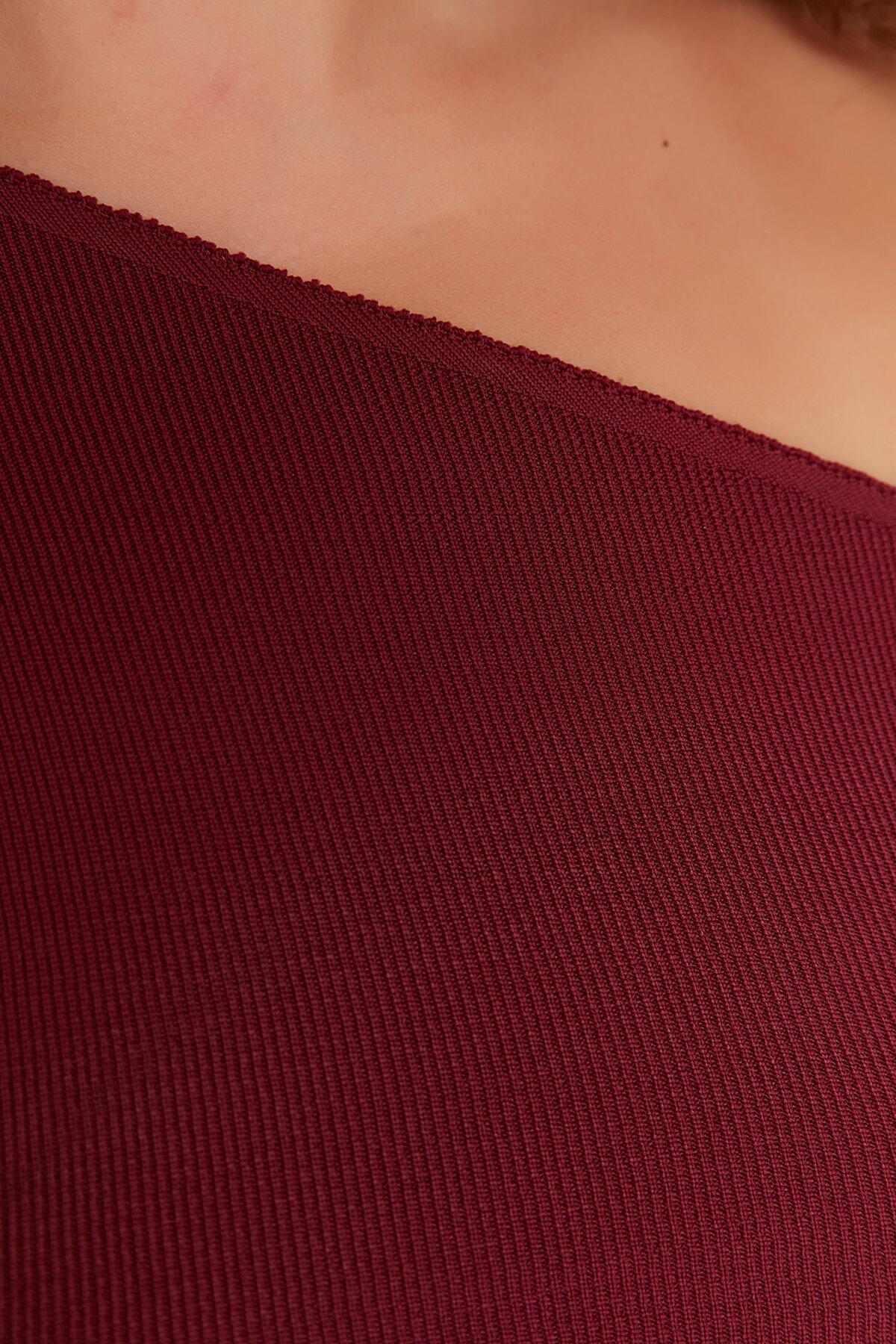 Trendyol Curve-Weinrote Feinstrickbluse mit asymmetrischem Kragen TBBAW23AF00117 3