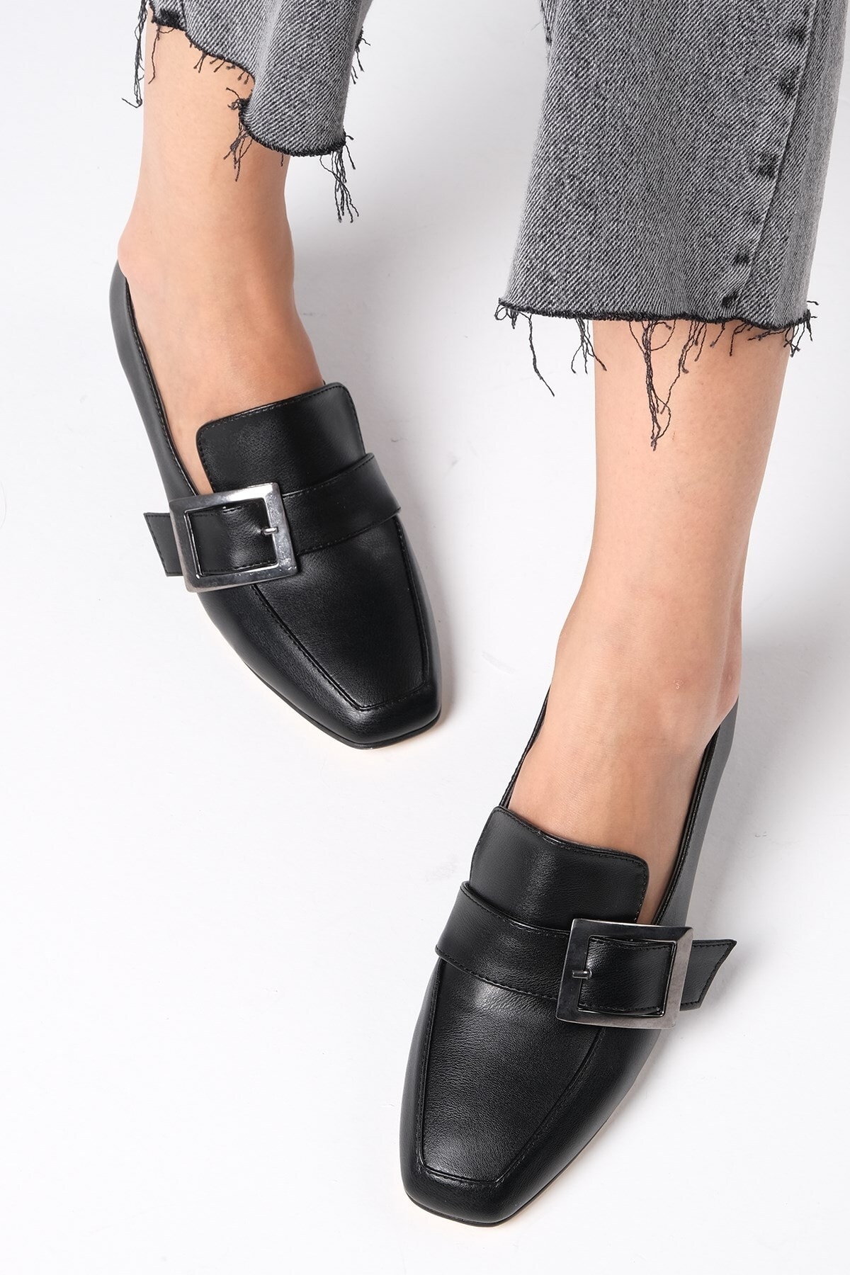 Mio Gusto Ariana Siyah Renk Metal Toka Aksesuarlı Kadın Kısa Topuklu Ayakkabı