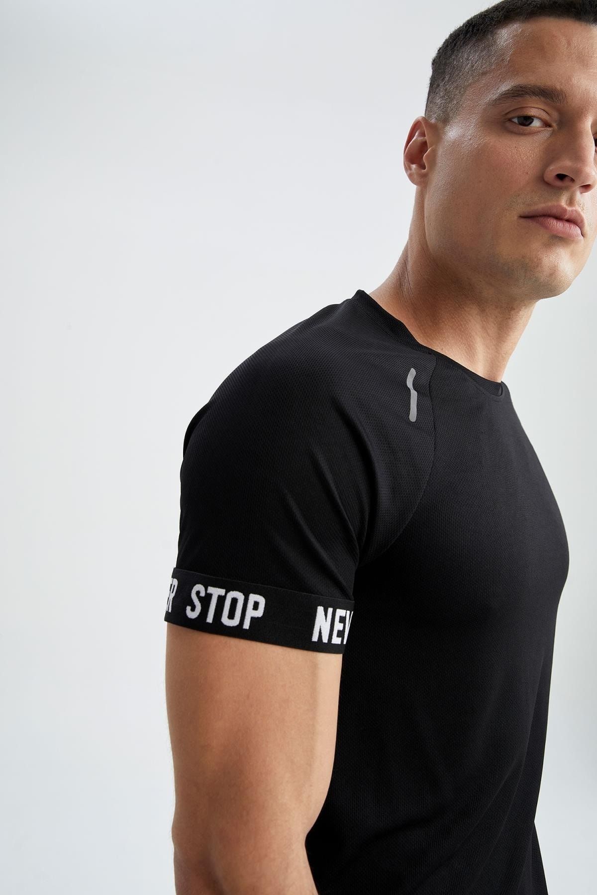 Fit Slim Fit Bisiklet Yaka Sporcu Tişört