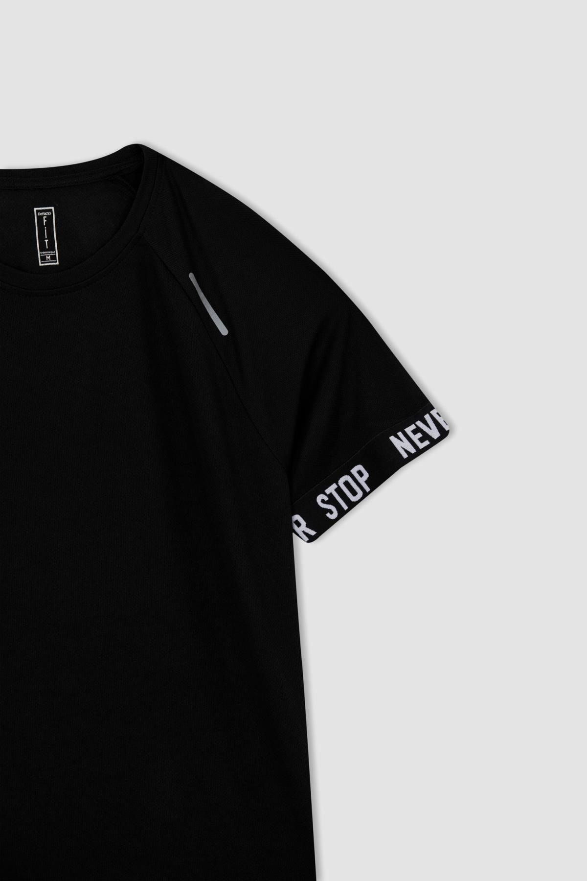 Fit Slim Fit Bisiklet Yaka Sporcu Tişört