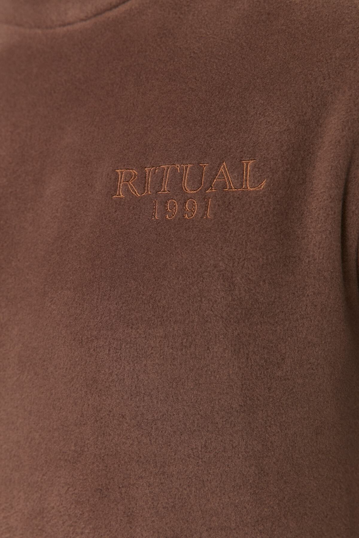 Kolekcia Trendyol-Hnedá mikina Regular/Normal Strih Crew Nežmolkujúca fleecová mikina Tmnaw23Sw00340 4