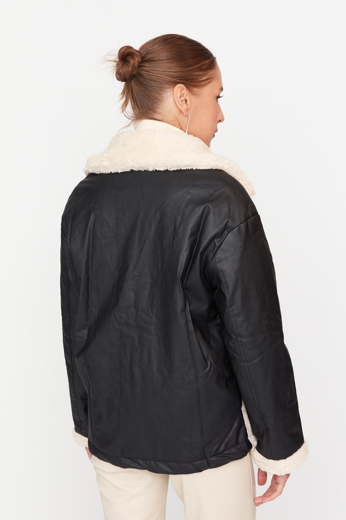 Trendyol Collection-Černý plyšový podrobný kabátek TWOAW23MO00216 5